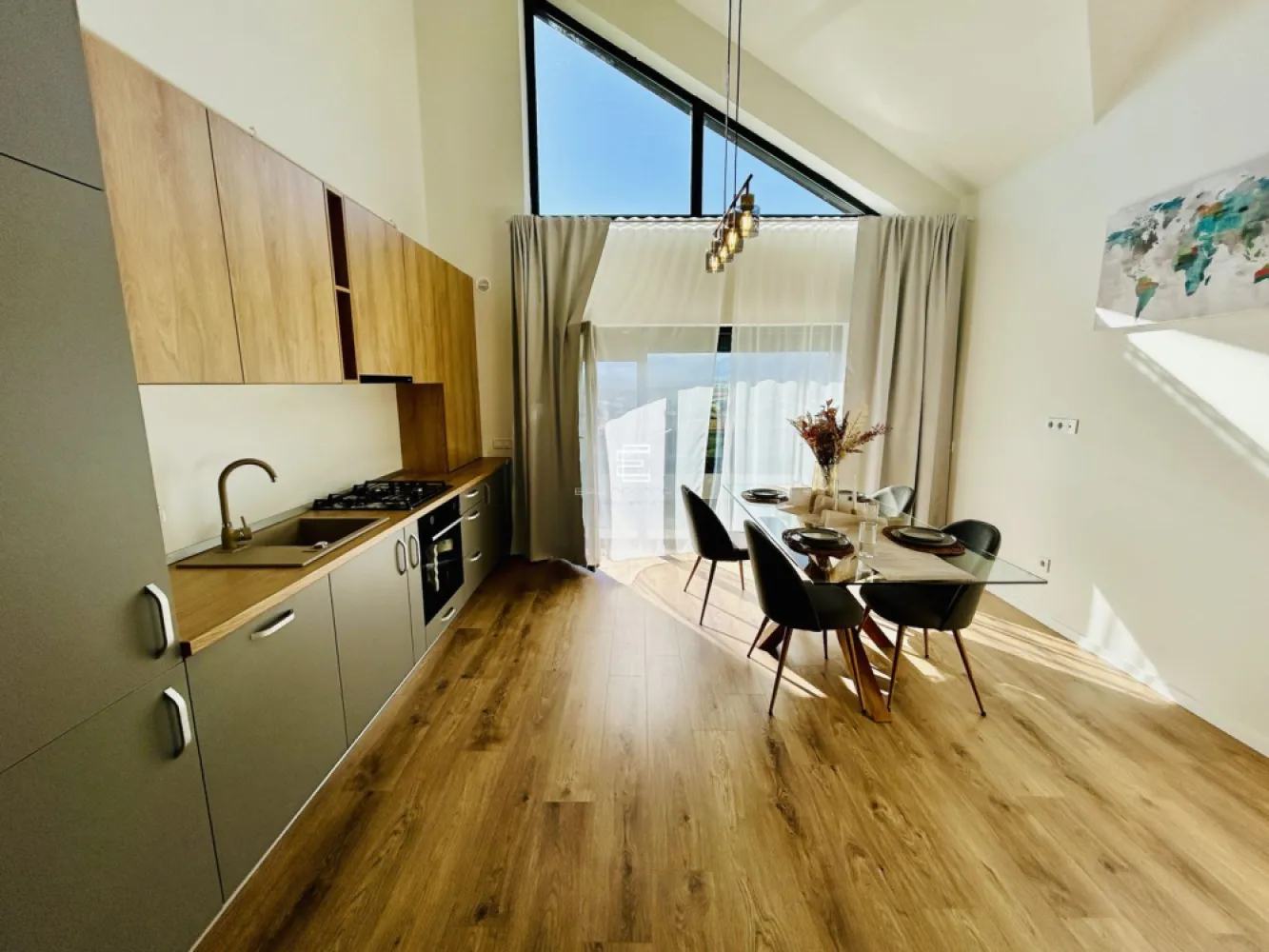 Penthouse de vânzare în Sibiu – Zona Rezidențială Vest, mobilat și utilat - Penthouse de vânzare în Sibiu – Zona Rezidențială Vest, mobilat și utilat

Penthouse modern, situat la etajul 2/2 al unei vile cu doar 12 apartamente, într-o zonă rezidențială liniștită la intrarea în localitatea Cristian, Sibiu. Acest penthouse este perfect pentru cei care caută confortul unui spațiu mobilat și utilat complet, gata de mutare.
Caracteristici principale:
Suprafață utilă: 55,54 mp
Balcon: 7,63 mp, ideal pentru momente de relaxare, cu priveliște frumoasă.
Structurat pe 2 niveluri:
Primul nivel (37,54 mp): Hol de acces, living open space cu bucătărie, baie, balcon.
Al doilea nivel (18,46 mp): Hol de acces, dormitor, baie.
Avantaje cheie:
Living spațios și luminos, cu o înălțime impresionantă de 5.6 m, oferind senzația de deschidere și confort.
Încălzire în pardoseală pe ambele niveluri, asigurând un mediu termic constant și eficient.
Mobilat și utilat complet: Tot ce mai trebuie să aduci sunt hainele, locuința fiind pregătită pentru a te muta imediat.
Loc de parcare inclus, oferindu-ți acces facil și sigur.
Priveliste deosebită datorită orientării sudice și amplasării la ultimul etaj.
Numeroase spatii de depozitare, integrate inteligent pentru a-ți oferi mai multă funcționalitate.
Balcon orientat spre sud, perfect pentru a te bucura de soare pe tot parcursul zilei.
Dotări incluse:
Frigider, mașină de spălat vase, cuptor și plită electrică incorporabile.
Mașină de spălat rufe și televizor.
Jaluzele electrice pentru confort suplimentar.
Încălzire în pardoseală pentru un plus de eficiență energetică și confort.
Termen de predare: disponibilitate imediata.

Pret: 102.000 euro
Tel: 0772 298 572