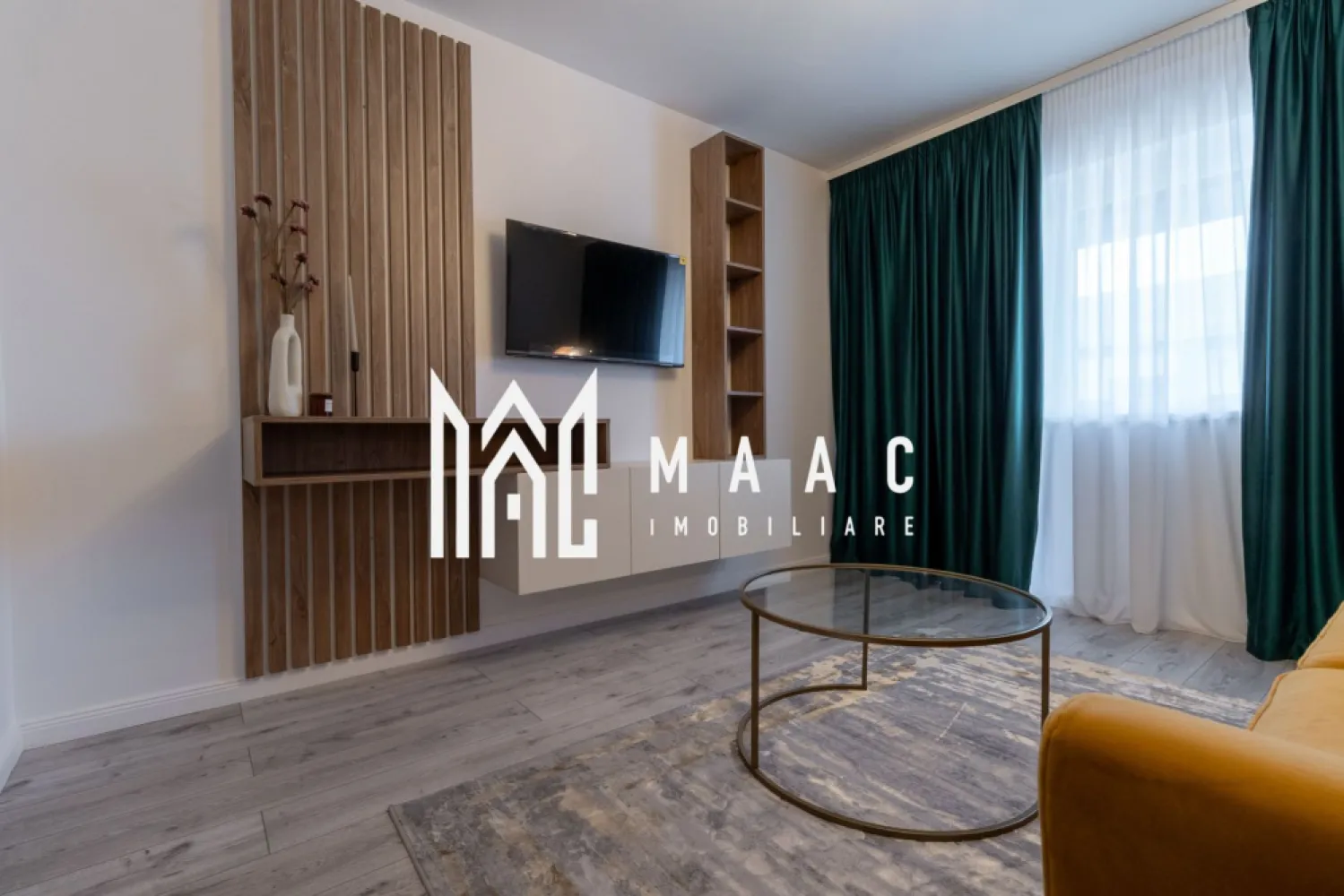 Apartament 2 camere | Mobilat LUX | Ciresica | Mandra - MAAC Imobiliare vă prezintă un apartament decomandat, situat într-un imobil finalizat în anul 2024, construit din cărămidă, cu acoperiș și pod. Apartamentul este orientat spre sud-vest, oferind lumină naturală pe tot parcursul zilei. Caracteristici: Suprafață utilă: 52 mp Suprafață totală: 57,1 mp Suprafață balcon: 5,1 mp Etaj: 3 Număr camere: 2 Bucătărie: Mobilată și utilată complet Baie: 1, cu geam Balcon: 1 Loc parcare: 1 Dotări și finisaje: Centrală proprie cu încălzire prin pardoseală Cabina de duș Frigider Hota Mașină de spălat rufe Mașină de spălat vase TV Ferestre termopane care se deschid Ușă intrare metalică Uși interioare MDF Pardoseală: gresie, parchet laminat, șapă Pereți: faianță, vopsea lavabilă Utilități și facilități: Apă, canalizare, gaz, curent Internet, CATV, telefon Contorizare separată (apometre, contor electric, contor gaz) Interfon, senzor de fum Loc de joacă pentru copii Rulouri PVC Parcare deschisă Amplasament: Iluminat stradal Acces facil la mijloace de transport în comun – linia 11 Izolație: Exterioară Acest apartament este ideal pentru cei care caută confort și modernitate într-o zonă bine dezvoltată. Pentru mai multe detalii și programări pentru vizionare, vă rugăm să ne contactați la MAAC Imobiliare. Va rugam sa specificati telefonic ID: CP2054839
