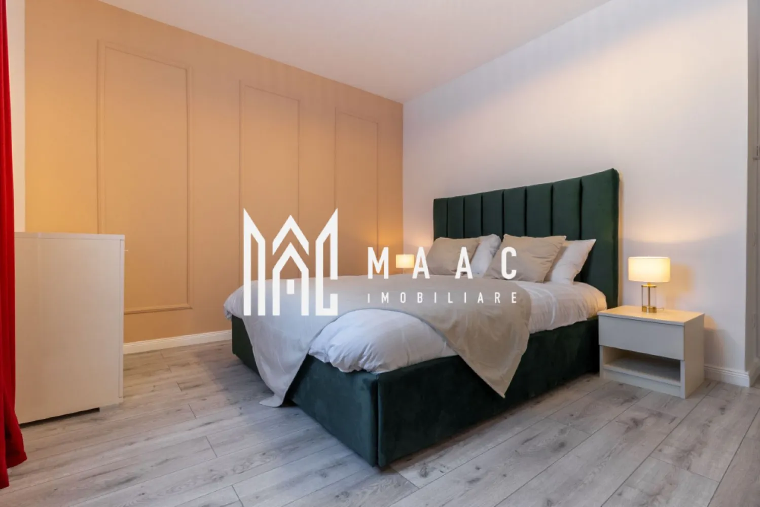 Apartament 2 camere | Mobilat LUX | Ciresica | Mandra - MAAC Imobiliare vă prezintă un apartament decomandat, situat într-un imobil finalizat în anul 2024, construit din cărămidă, cu acoperiș și pod. Apartamentul este orientat spre sud-vest, oferind lumină naturală pe tot parcursul zilei. Caracteristici: Suprafață utilă: 52 mp Suprafață totală: 57,1 mp Suprafață balcon: 5,1 mp Etaj: 3 Număr camere: 2 Bucătărie: Mobilată și utilată complet Baie: 1, cu geam Balcon: 1 Loc parcare: 1 Dotări și finisaje: Centrală proprie cu încălzire prin pardoseală Cabina de duș Frigider Hota Mașină de spălat rufe Mașină de spălat vase TV Ferestre termopane care se deschid Ușă intrare metalică Uși interioare MDF Pardoseală: gresie, parchet laminat, șapă Pereți: faianță, vopsea lavabilă Utilități și facilități: Apă, canalizare, gaz, curent Internet, CATV, telefon Contorizare separată (apometre, contor electric, contor gaz) Interfon, senzor de fum Loc de joacă pentru copii Rulouri PVC Parcare deschisă Amplasament: Iluminat stradal Acces facil la mijloace de transport în comun – linia 11 Izolație: Exterioară Acest apartament este ideal pentru cei care caută confort și modernitate într-o zonă bine dezvoltată. Pentru mai multe detalii și programări pentru vizionare, vă rugăm să ne contactați la MAAC Imobiliare. Va rugam sa specificati telefonic ID: CP2054839
