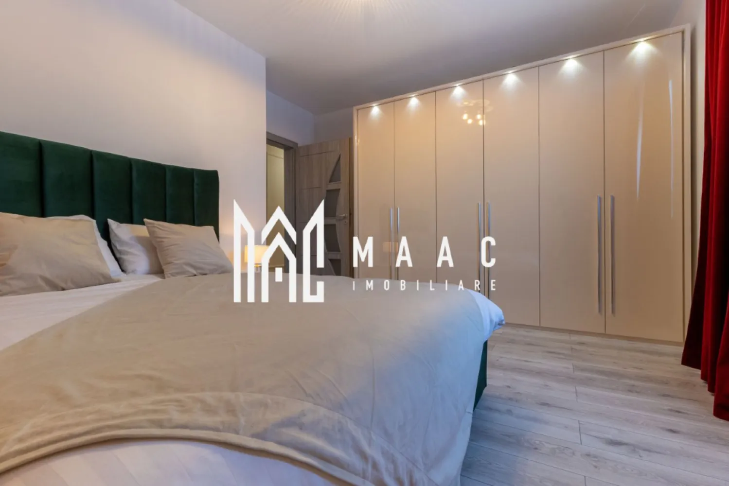 Apartament 2 camere | Mobilat LUX | Ciresica | Mandra - MAAC Imobiliare vă prezintă un apartament decomandat, situat într-un imobil finalizat în anul 2024, construit din cărămidă, cu acoperiș și pod. Apartamentul este orientat spre sud-vest, oferind lumină naturală pe tot parcursul zilei. Caracteristici: Suprafață utilă: 52 mp Suprafață totală: 57,1 mp Suprafață balcon: 5,1 mp Etaj: 3 Număr camere: 2 Bucătărie: Mobilată și utilată complet Baie: 1, cu geam Balcon: 1 Loc parcare: 1 Dotări și finisaje: Centrală proprie cu încălzire prin pardoseală Cabina de duș Frigider Hota Mașină de spălat rufe Mașină de spălat vase TV Ferestre termopane care se deschid Ușă intrare metalică Uși interioare MDF Pardoseală: gresie, parchet laminat, șapă Pereți: faianță, vopsea lavabilă Utilități și facilități: Apă, canalizare, gaz, curent Internet, CATV, telefon Contorizare separată (apometre, contor electric, contor gaz) Interfon, senzor de fum Loc de joacă pentru copii Rulouri PVC Parcare deschisă Amplasament: Iluminat stradal Acces facil la mijloace de transport în comun – linia 11 Izolație: Exterioară Acest apartament este ideal pentru cei care caută confort și modernitate într-o zonă bine dezvoltată. Pentru mai multe detalii și programări pentru vizionare, vă rugăm să ne contactați la MAAC Imobiliare. Va rugam sa specificati telefonic ID: CP2054839