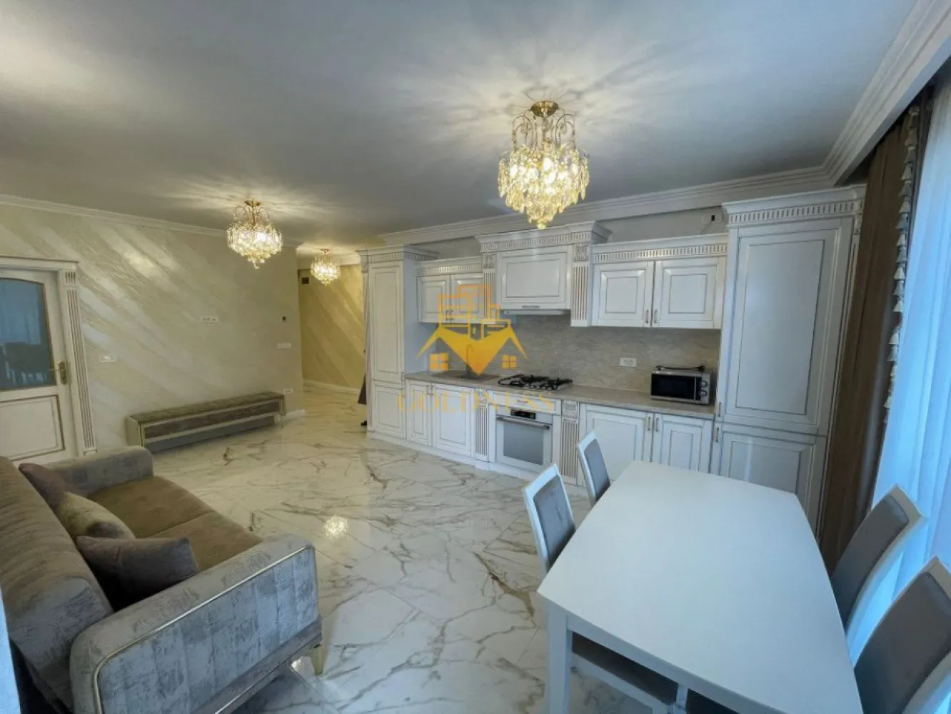 3 camere, modern, bloc nou, Parcare,Vivo, Columna Residence - GOLDNESS Imobiliare vă propune spre închiriere un apartament cu 3 camere complet mobilat și utilat, la etajul 1 într-un imobil de 7 etaje, în Floresti. Apartamentul este compartimentat astfel:
 - dormitor cu pat matrimonial, dressing, noptiere
 - dormitor cu pat matrimonial, dressing, noptiere
 - living cu bucatarie open-space complet utilată, canapea extensibilă, loc de servit masa 
 - baie cu cabina de dus, calorifer port prosop inox și dulap pentru depozitare.
 - balcon de 5 mp.

Imobilul este dotat cu toate cele necesare- centrală proprie, mașină de spălat haine, frigider, plită electrică, hotă, etc. 
Se află în apropierea stațiilor de transport în comun, magazine, restaurante, spații verzi, farmacii, etc. 
Dispune de loc de parcare subterana!
Pentru intermediere se percepe un comision de 50% din prețul chiriei!

Dacă sunteți interesați de acest apartament și doriți să îl vizionați, dar și pentru alte oferte sau detalii nu ezitați să ne contactați telefonic sau prin e-mail - goldnessimobiliare@gmail.com. Vă stăm la dispoziție!