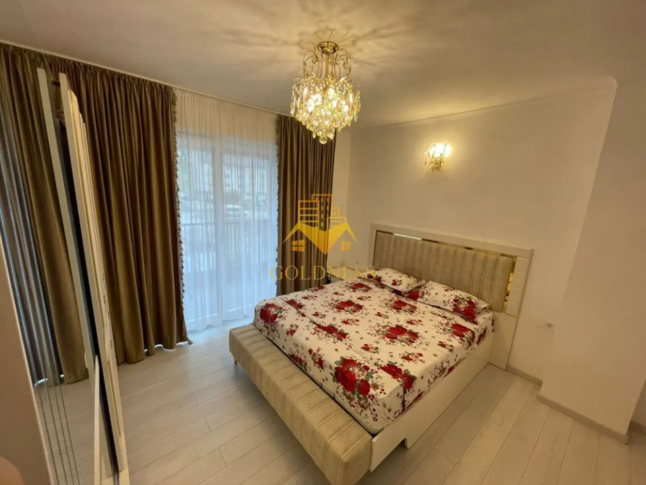 3 camere, modern, bloc nou, Parcare,Vivo, Columna Residence - GOLDNESS Imobiliare vă propune spre închiriere un apartament cu 3 camere complet mobilat și utilat, la etajul 1 într-un imobil de 7 etaje, în Floresti. Apartamentul este compartimentat astfel:
 - dormitor cu pat matrimonial, dressing, noptiere
 - dormitor cu pat matrimonial, dressing, noptiere
 - living cu bucatarie open-space complet utilată, canapea extensibilă, loc de servit masa 
 - baie cu cabina de dus, calorifer port prosop inox și dulap pentru depozitare.
 - balcon de 5 mp.

Imobilul este dotat cu toate cele necesare- centrală proprie, mașină de spălat haine, frigider, plită electrică, hotă, etc. 
Se află în apropierea stațiilor de transport în comun, magazine, restaurante, spații verzi, farmacii, etc. 
Dispune de loc de parcare subterana!
Pentru intermediere se percepe un comision de 50% din prețul chiriei!

Dacă sunteți interesați de acest apartament și doriți să îl vizionați, dar și pentru alte oferte sau detalii nu ezitați să ne contactați telefonic sau prin e-mail - goldnessimobiliare@gmail.com. Vă stăm la dispoziție!