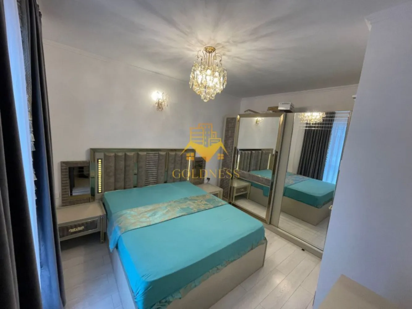 3 camere, modern, bloc nou, Parcare,Vivo, Columna Residence - GOLDNESS Imobiliare vă propune spre închiriere un apartament cu 3 camere complet mobilat și utilat, la etajul 1 într-un imobil de 7 etaje, în Floresti. Apartamentul este compartimentat astfel:
 - dormitor cu pat matrimonial, dressing, noptiere
 - dormitor cu pat matrimonial, dressing, noptiere
 - living cu bucatarie open-space complet utilată, canapea extensibilă, loc de servit masa 
 - baie cu cabina de dus, calorifer port prosop inox și dulap pentru depozitare.
 - balcon de 5 mp.

Imobilul este dotat cu toate cele necesare- centrală proprie, mașină de spălat haine, frigider, plită electrică, hotă, etc. 
Se află în apropierea stațiilor de transport în comun, magazine, restaurante, spații verzi, farmacii, etc. 
Dispune de loc de parcare subterana!
Pentru intermediere se percepe un comision de 50% din prețul chiriei!

Dacă sunteți interesați de acest apartament și doriți să îl vizionați, dar și pentru alte oferte sau detalii nu ezitați să ne contactați telefonic sau prin e-mail - goldnessimobiliare@gmail.com. Vă stăm la dispoziție!