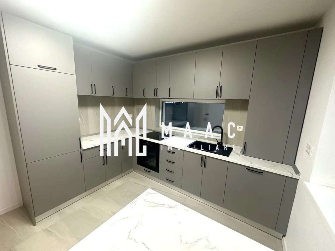 Casa tip duplex | 150mp | Terasa | Vasile Aaron - Selimbar - MAAC Imobiliare ofera spre inchiriere casa noua tip duplex, moderna, complet utilata si mobilata dupa preferintele si nevoile chiriasului, in zona Vasile Aaron - Selimbar.

Locuinta decomandata este alcatuita din living, bucatarie separata si baie cu dus si geam la parter, terasa si curte iar la etaj sunt 3 dormitoare, baie cu cada si balcon.

Proprietatea este la prima inchiriere, are incalzire in pardoseala cu termostat in fiecare incapere, iar curtea are aproximativ 200 mp liberi si o terasa acoperita pe care se iese din living si din bucatarie. 

Proprietatea este situata intr-o zona linistita si insorita de case, la numai cateva minute de mers de Shopping City.

Se perecepe o chirie in avans si garantie in cuantumul unei chirii lunare. Disponibilitate imediata.

Pentru mai multe detalii sau pentru a programa o vizionare, va rugam specificati telefonic: CP2263912