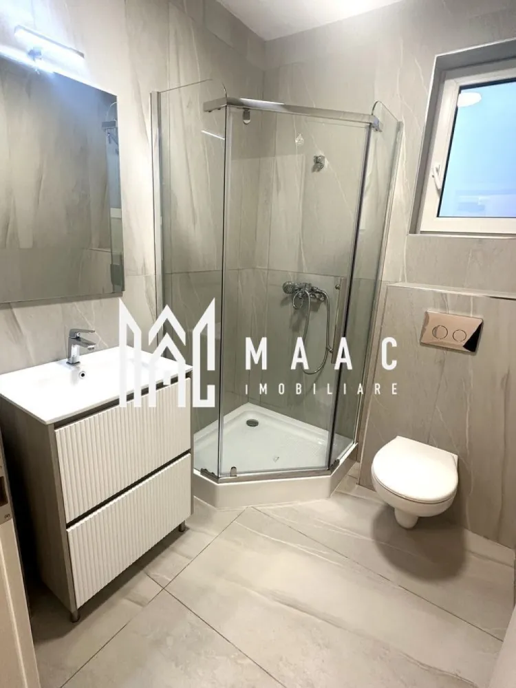 Casa tip duplex | 150mp | Terasa | Vasile Aaron - Selimbar - MAAC Imobiliare ofera spre inchiriere casa noua tip duplex, moderna, complet utilata si mobilata dupa preferintele si nevoile chiriasului, in zona Vasile Aaron - Selimbar.

Locuinta decomandata este alcatuita din living, bucatarie separata si baie cu dus si geam la parter, terasa si curte iar la etaj sunt 3 dormitoare, baie cu cada si balcon.

Proprietatea este la prima inchiriere, are incalzire in pardoseala cu termostat in fiecare incapere, iar curtea are aproximativ 200 mp liberi si o terasa acoperita pe care se iese din living si din bucatarie. 

Proprietatea este situata intr-o zona linistita si insorita de case, la numai cateva minute de mers de Shopping City.

Se perecepe o chirie in avans si garantie in cuantumul unei chirii lunare. Disponibilitate imediata.

Pentru mai multe detalii sau pentru a programa o vizionare, va rugam specificati telefonic: CP2263912
