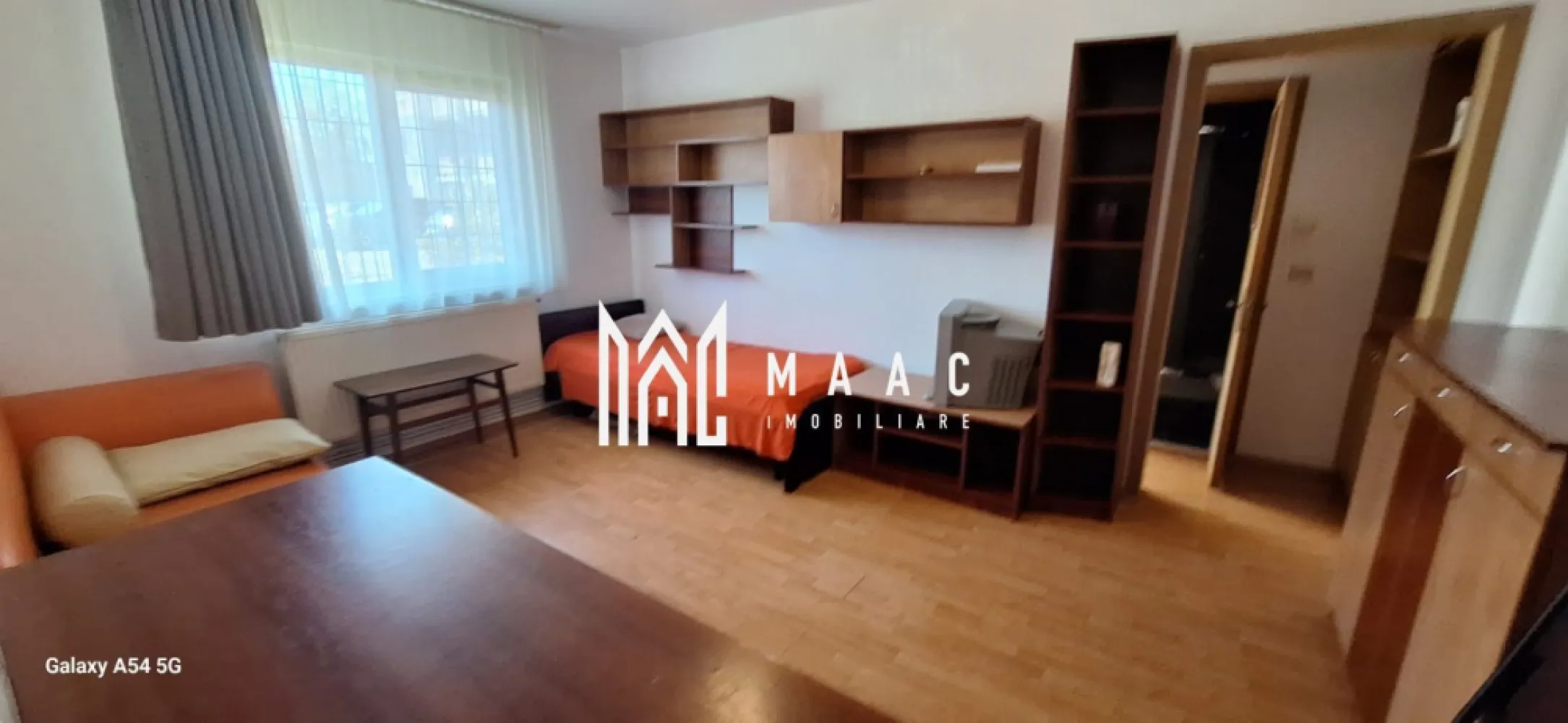 Apartament 2 camere I Parter I Zona Mihai Viteazul - Se oferă spre închiriere un apartament cu 2 camere semidecomandat, situat la parterul unui imobil din zona Mihai Viteazul. Apartamentul are o compartimentare practică și se închiriază complet mobilat și utilat, fiind disponibil imediat. Proprietatea este ideală pentru o persoană singură sau un cuplu care își dorește confort și acces rapid la principalele puncte de interes din oraș. Se închiriază pe termen lung. Pentru informati si vizionari: ID: CP2752502