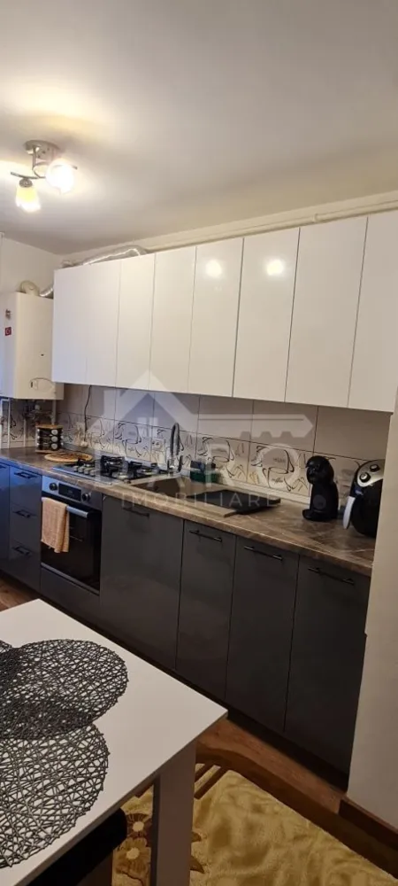 🏡 Apartament de vânzare – 2 camere | Zona Tudor - 🏡 Apartament de vânzare – 2 camere | Zona Tudor
Se oferă spre vânzare apartament cu 2 camere, recent renovat, situat în cartierul Tudor, într-o zonă foarte bună, aproape de principalele puncte de interes ale orașului.
✔ apartament renovat recent
✔ mobilă în stare foarte bună
✔ disponibil pentru mutare
Compartimentare:
✔ living
✔ dormitor luminos
✔ bucătărie mobilată și utilată modern
✔ baie
✔ boxă de depozitare în subsol
Dotări și utilități:
✔ geamuri termopan
✔ finisaje moderne
✔ locuință îngrijită și bine întreținută
Avantaje:
📍 cartier Tudor – zonă foarte căutată
📍 aproape de Shopping City Mall
📍 stație de autobuz în apropiere
📍 școală și universitate în zonă
📍 acces rapid către centrul orașului
💎 Ideal pentru locuință personală sau investiție într-o zonă cu cerere ridicată.
🤝 Proprietate promovată prin DARO Imobiliare
💳 Pentru achiziție, prin Kiwi Finance beneficiezi de:
✔ analiză GRATUITĂ a eligibilității
✔ acces la oferte de la peste 12 bănci
✔ negocierea dobânzii în favoarea ta
✔ suport complet până la semnarea contractului
📞 Detalii și vizionări:
Coman Maria – DARO Imobiliare & Kiwi Finance
📱 0749 535 729
🔑 DARO Imobiliare – găsim proprietatea potrivită.
💳 Kiwi Finance – obținem creditul pentru a o cumpăra.