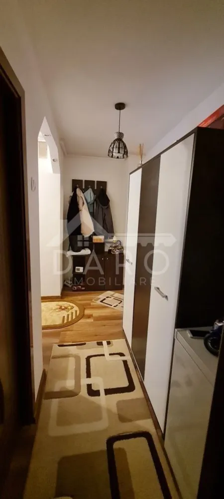 🏡 Apartament de vânzare – 2 camere | Zona Tudor - 🏡 Apartament de vânzare – 2 camere | Zona Tudor
Se oferă spre vânzare apartament cu 2 camere, recent renovat, situat în cartierul Tudor, într-o zonă foarte bună, aproape de principalele puncte de interes ale orașului.
✔ apartament renovat recent
✔ mobilă în stare foarte bună
✔ disponibil pentru mutare
Compartimentare:
✔ living
✔ dormitor luminos
✔ bucătărie mobilată și utilată modern
✔ baie
✔ boxă de depozitare în subsol
Dotări și utilități:
✔ geamuri termopan
✔ finisaje moderne
✔ locuință îngrijită și bine întreținută
Avantaje:
📍 cartier Tudor – zonă foarte căutată
📍 aproape de Shopping City Mall
📍 stație de autobuz în apropiere
📍 școală și universitate în zonă
📍 acces rapid către centrul orașului
💎 Ideal pentru locuință personală sau investiție într-o zonă cu cerere ridicată.
🤝 Proprietate promovată prin DARO Imobiliare
💳 Pentru achiziție, prin Kiwi Finance beneficiezi de:
✔ analiză GRATUITĂ a eligibilității
✔ acces la oferte de la peste 12 bănci
✔ negocierea dobânzii în favoarea ta
✔ suport complet până la semnarea contractului
📞 Detalii și vizionări:
Coman Maria – DARO Imobiliare & Kiwi Finance
📱 0749 535 729
🔑 DARO Imobiliare – găsim proprietatea potrivită.
💳 Kiwi Finance – obținem creditul pentru a o cumpăra.