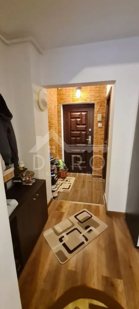 🏡 Apartament de vânzare – 2 camere | Zona Tudor - 🏡 Apartament de vânzare – 2 camere | Zona Tudor
Se oferă spre vânzare apartament cu 2 camere, recent renovat, situat în cartierul Tudor, într-o zonă foarte bună, aproape de principalele puncte de interes ale orașului.
✔ apartament renovat recent
✔ mobilă în stare foarte bună
✔ disponibil pentru mutare
Compartimentare:
✔ living
✔ dormitor luminos
✔ bucătărie mobilată și utilată modern
✔ baie
✔ boxă de depozitare în subsol
Dotări și utilități:
✔ geamuri termopan
✔ finisaje moderne
✔ locuință îngrijită și bine întreținută
Avantaje:
📍 cartier Tudor – zonă foarte căutată
📍 aproape de Shopping City Mall
📍 stație de autobuz în apropiere
📍 școală și universitate în zonă
📍 acces rapid către centrul orașului
💎 Ideal pentru locuință personală sau investiție într-o zonă cu cerere ridicată.
🤝 Proprietate promovată prin DARO Imobiliare
💳 Pentru achiziție, prin Kiwi Finance beneficiezi de:
✔ analiză GRATUITĂ a eligibilității
✔ acces la oferte de la peste 12 bănci
✔ negocierea dobânzii în favoarea ta
✔ suport complet până la semnarea contractului
📞 Detalii și vizionări:
Coman Maria – DARO Imobiliare & Kiwi Finance
📱 0749 535 729
🔑 DARO Imobiliare – găsim proprietatea potrivită.
💳 Kiwi Finance – obținem creditul pentru a o cumpăra.