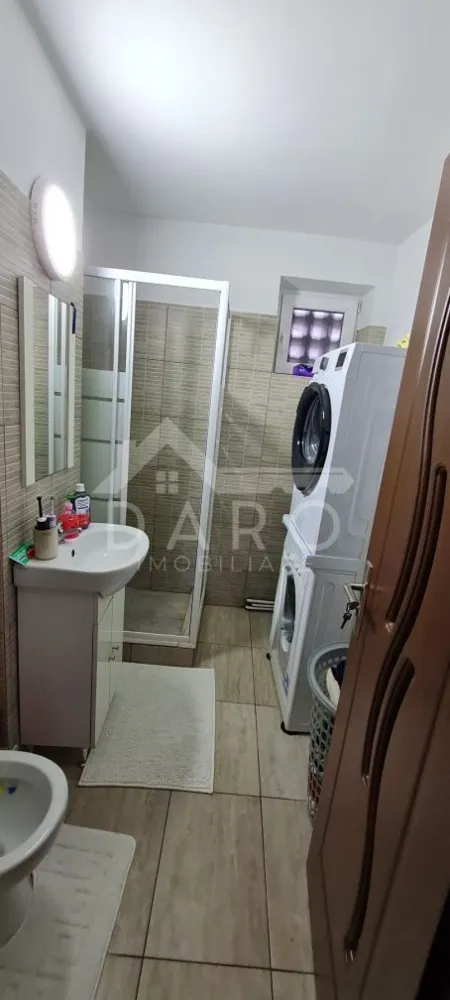 🏡 Apartament de vânzare – 2 camere | Zona Tudor - 🏡 Apartament de vânzare – 2 camere | Zona Tudor
Se oferă spre vânzare apartament cu 2 camere, recent renovat, situat în cartierul Tudor, într-o zonă foarte bună, aproape de principalele puncte de interes ale orașului.
✔ apartament renovat recent
✔ mobilă în stare foarte bună
✔ disponibil pentru mutare
Compartimentare:
✔ living
✔ dormitor luminos
✔ bucătărie mobilată și utilată modern
✔ baie
✔ boxă de depozitare în subsol
Dotări și utilități:
✔ geamuri termopan
✔ finisaje moderne
✔ locuință îngrijită și bine întreținută
Avantaje:
📍 cartier Tudor – zonă foarte căutată
📍 aproape de Shopping City Mall
📍 stație de autobuz în apropiere
📍 școală și universitate în zonă
📍 acces rapid către centrul orașului
💎 Ideal pentru locuință personală sau investiție într-o zonă cu cerere ridicată.
🤝 Proprietate promovată prin DARO Imobiliare
💳 Pentru achiziție, prin Kiwi Finance beneficiezi de:
✔ analiză GRATUITĂ a eligibilității
✔ acces la oferte de la peste 12 bănci
✔ negocierea dobânzii în favoarea ta
✔ suport complet până la semnarea contractului
📞 Detalii și vizionări:
Coman Maria – DARO Imobiliare & Kiwi Finance
📱 0749 535 729
🔑 DARO Imobiliare – găsim proprietatea potrivită.
💳 Kiwi Finance – obținem creditul pentru a o cumpăra.