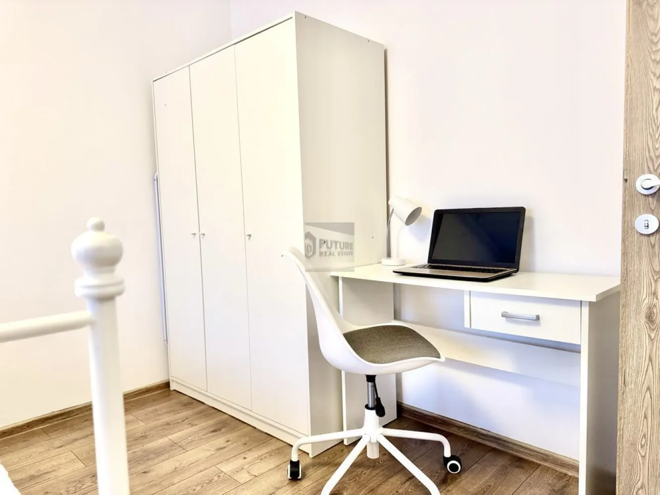 Inchiriez Garsoniera Dristor Sector 3 - Inchiriez garsoniera mobilata si utilata modern. Imobilul se afla la 10 minute de mers pe jos de statia de metrou Dristor. Imobilul este izolat si recent renovat, facturiile fiind foarte mici. Este dotat cu masina de spalat, cuptor electric, tv, centra termica individuala, termopan, dus walk-in. Se inchiriaza pentru o perioada de minimum 2 ani. Pretul este 1850 lei fix. Contract ANAF. Se percepe garantie o luna avans.
