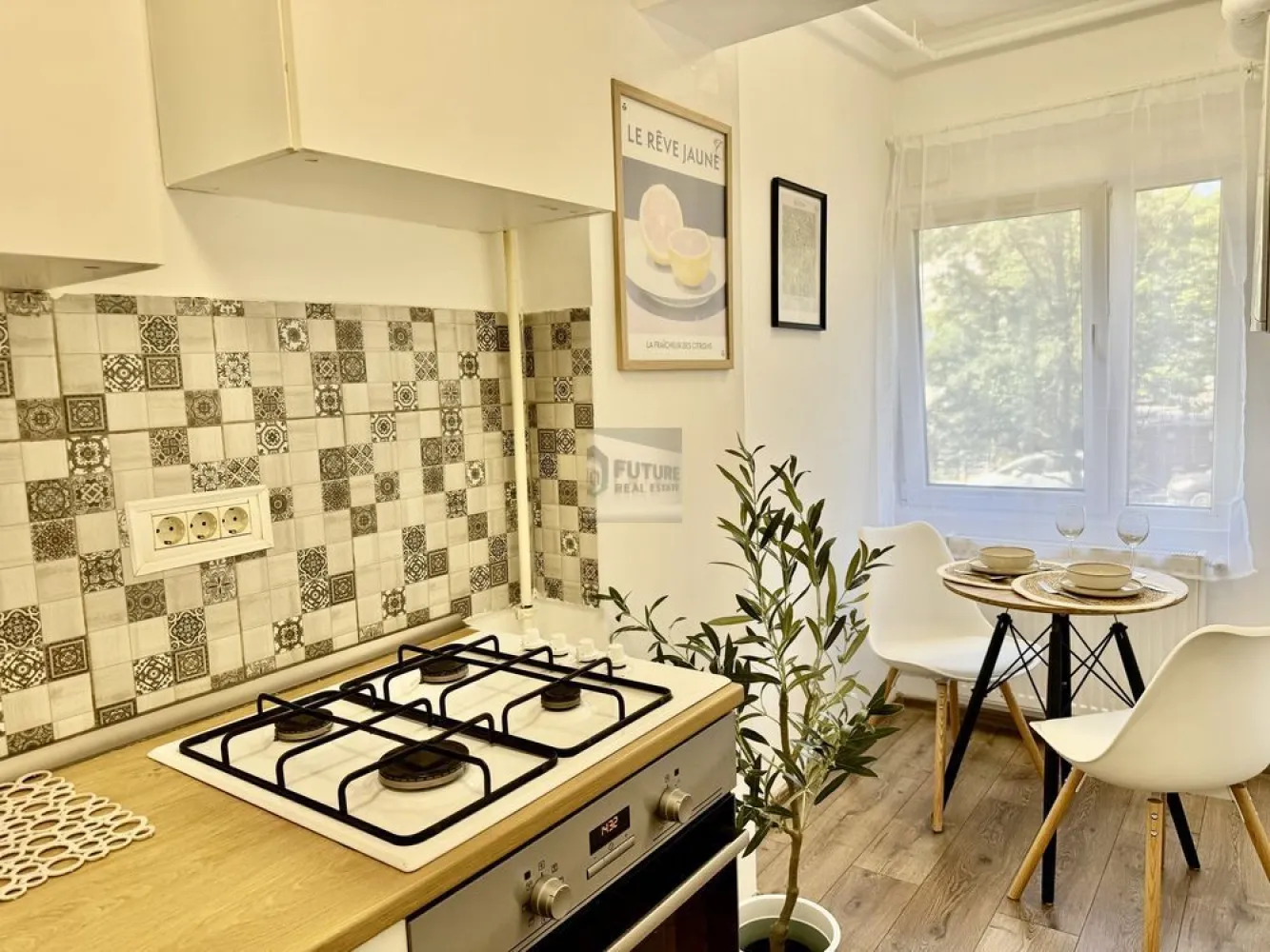 Inchiriez Garsoniera Dristor Sector 3 - Inchiriez garsoniera mobilata si utilata modern. Imobilul se afla la 10 minute de mers pe jos de statia de metrou Dristor. Imobilul este izolat si recent renovat, facturiile fiind foarte mici. Este dotat cu masina de spalat, cuptor electric, tv, centra termica individuala, termopan, dus walk-in. Se inchiriaza pentru o perioada de minimum 2 ani. Pretul este 1850 lei fix. Contract ANAF. Se percepe garantie o luna avans.