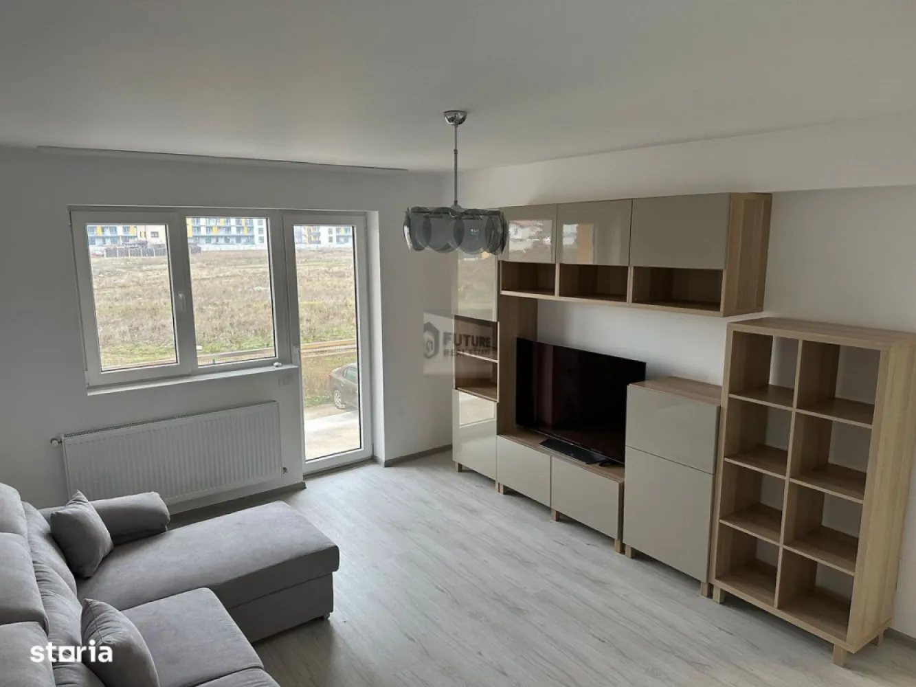 3 Camere la Pallady. Bloc Nou. Parcare Inclusă. Direct la cheie - Nu-ți pierde timpul cu apartamente „obosite” din anii '70. Dacă vrei o locuință care să nu-ți dea bătăi de cap, unde totul funcționează și miroase a nou, ești unde trebuie. Suntem în zona Theodor Pallady (Drumul Gura Arieșului 109-115), într-un complex securizat cu barieră, unde vecinii nu dau maneaua la maxim la 2 dimineața. 📐 Ce primești de banii tăi? (Faptele, pe scurt): Configurație: 3 camere, decomandat, Confort 1. Spațiu gândit cu cap, nu holuri pierdute. Băi: 2 unități sanitare (un „must-have” pentru orice familie care vrea să evite coada de dimineață). Vechime: Bloc de 1 an. Totul este „țiplă”, de la instalații la parchet. Etaj: 1 din 4. Perfect. Nici la parter să-ți bată în geam, nici la 4 să te rogi să nu se strice liftul (deși e nou). 💎 Dotări care fac diferența (Fără rabat la calitate): Apartamentul nu e doar mobilat, e utilat pentru viața reală: Pentru confort: Aer condiționat, Centrală proprie (adio, avarii RADET!), Barieră acces. Bucătărie de masterchef: Mașină de spălat vase (nu mai pierzi timpul la chiuvetă), frigider, plită, cuptor, microunde, hotă. Laundry day: Mașină de spălat rufe mare (9kg) – speli și pătura fără stres. Entertainment: TV generos cu diagonală de 139 cm. 📍 Localizare & Lifestyle Zona Pallady-Salajan-Titan este „noul hub” al Sectorului 3. Ai tot ce înseamnă retail la 5 minute (IKEA, Dedeman, Kaufland, Lidl) și acces rapid la arterele principale. 💼 Condiții (Fără surprize la vizionare): Apartamentul este proaspăt igienizat, dat cu lavabil nou. Intri doar cu hainele. Loc de parcare inclus. Da, ai citit bine. Nu te mai învârți 20 de minute prin cartier. Se închiriază/vinde (conform listării) pe termen lung. Căutăm chiriași/cumpărători care să prețuiască munca depusă în amenajare. Vrei să pierzi ocazia și să mai cauți încă 2 luni? Sună-mă, hai să vedem apartamentul și să batem palma. Detalii, video și programări vizionare pe WhatsApp. #Pallady #TheodorPallady #Titan #Salajan #Apartament3Camere #LocDeParcare #BlocNou #DirectMutare #ImobiliareSector3 #FaraBataiDeCap #SmartInvestment #BucurestiImobiliare