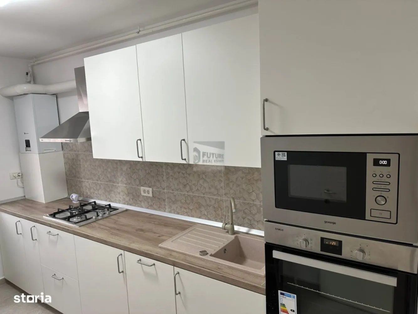 3 Camere la Pallady. Bloc Nou. Parcare Inclusă. Direct la cheie - Nu-ți pierde timpul cu apartamente „obosite” din anii '70. Dacă vrei o locuință care să nu-ți dea bătăi de cap, unde totul funcționează și miroase a nou, ești unde trebuie. Suntem în zona Theodor Pallady (Drumul Gura Arieșului 109-115), într-un complex securizat cu barieră, unde vecinii nu dau maneaua la maxim la 2 dimineața. 📐 Ce primești de banii tăi? (Faptele, pe scurt): Configurație: 3 camere, decomandat, Confort 1. Spațiu gândit cu cap, nu holuri pierdute. Băi: 2 unități sanitare (un „must-have” pentru orice familie care vrea să evite coada de dimineață). Vechime: Bloc de 1 an. Totul este „țiplă”, de la instalații la parchet. Etaj: 1 din 4. Perfect. Nici la parter să-ți bată în geam, nici la 4 să te rogi să nu se strice liftul (deși e nou). 💎 Dotări care fac diferența (Fără rabat la calitate): Apartamentul nu e doar mobilat, e utilat pentru viața reală: Pentru confort: Aer condiționat, Centrală proprie (adio, avarii RADET!), Barieră acces. Bucătărie de masterchef: Mașină de spălat vase (nu mai pierzi timpul la chiuvetă), frigider, plită, cuptor, microunde, hotă. Laundry day: Mașină de spălat rufe mare (9kg) – speli și pătura fără stres. Entertainment: TV generos cu diagonală de 139 cm. 📍 Localizare & Lifestyle Zona Pallady-Salajan-Titan este „noul hub” al Sectorului 3. Ai tot ce înseamnă retail la 5 minute (IKEA, Dedeman, Kaufland, Lidl) și acces rapid la arterele principale. 💼 Condiții (Fără surprize la vizionare): Apartamentul este proaspăt igienizat, dat cu lavabil nou. Intri doar cu hainele. Loc de parcare inclus. Da, ai citit bine. Nu te mai învârți 20 de minute prin cartier. Se închiriază/vinde (conform listării) pe termen lung. Căutăm chiriași/cumpărători care să prețuiască munca depusă în amenajare. Vrei să pierzi ocazia și să mai cauți încă 2 luni? Sună-mă, hai să vedem apartamentul și să batem palma. Detalii, video și programări vizionare pe WhatsApp. #Pallady #TheodorPallady #Titan #Salajan #Apartament3Camere #LocDeParcare #BlocNou #DirectMutare #ImobiliareSector3 #FaraBataiDeCap #SmartInvestment #BucurestiImobiliare