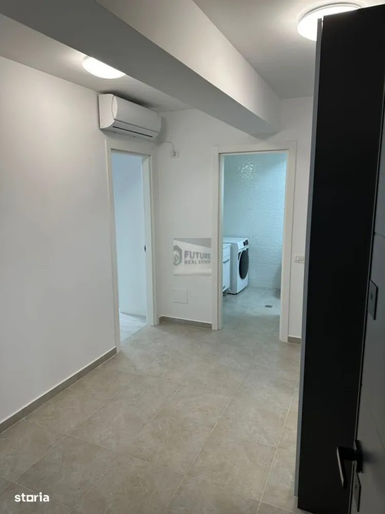 3 Camere la Pallady. Bloc Nou. Parcare Inclusă. Direct la cheie - Nu-ți pierde timpul cu apartamente „obosite” din anii '70. Dacă vrei o locuință care să nu-ți dea bătăi de cap, unde totul funcționează și miroase a nou, ești unde trebuie. Suntem în zona Theodor Pallady (Drumul Gura Arieșului 109-115), într-un complex securizat cu barieră, unde vecinii nu dau maneaua la maxim la 2 dimineața. 📐 Ce primești de banii tăi? (Faptele, pe scurt): Configurație: 3 camere, decomandat, Confort 1. Spațiu gândit cu cap, nu holuri pierdute. Băi: 2 unități sanitare (un „must-have” pentru orice familie care vrea să evite coada de dimineață). Vechime: Bloc de 1 an. Totul este „țiplă”, de la instalații la parchet. Etaj: 1 din 4. Perfect. Nici la parter să-ți bată în geam, nici la 4 să te rogi să nu se strice liftul (deși e nou). 💎 Dotări care fac diferența (Fără rabat la calitate): Apartamentul nu e doar mobilat, e utilat pentru viața reală: Pentru confort: Aer condiționat, Centrală proprie (adio, avarii RADET!), Barieră acces. Bucătărie de masterchef: Mașină de spălat vase (nu mai pierzi timpul la chiuvetă), frigider, plită, cuptor, microunde, hotă. Laundry day: Mașină de spălat rufe mare (9kg) – speli și pătura fără stres. Entertainment: TV generos cu diagonală de 139 cm. 📍 Localizare & Lifestyle Zona Pallady-Salajan-Titan este „noul hub” al Sectorului 3. Ai tot ce înseamnă retail la 5 minute (IKEA, Dedeman, Kaufland, Lidl) și acces rapid la arterele principale. 💼 Condiții (Fără surprize la vizionare): Apartamentul este proaspăt igienizat, dat cu lavabil nou. Intri doar cu hainele. Loc de parcare inclus. Da, ai citit bine. Nu te mai învârți 20 de minute prin cartier. Se închiriază/vinde (conform listării) pe termen lung. Căutăm chiriași/cumpărători care să prețuiască munca depusă în amenajare. Vrei să pierzi ocazia și să mai cauți încă 2 luni? Sună-mă, hai să vedem apartamentul și să batem palma. Detalii, video și programări vizionare pe WhatsApp. #Pallady #TheodorPallady #Titan #Salajan #Apartament3Camere #LocDeParcare #BlocNou #DirectMutare #ImobiliareSector3 #FaraBataiDeCap #SmartInvestment #BucurestiImobiliare