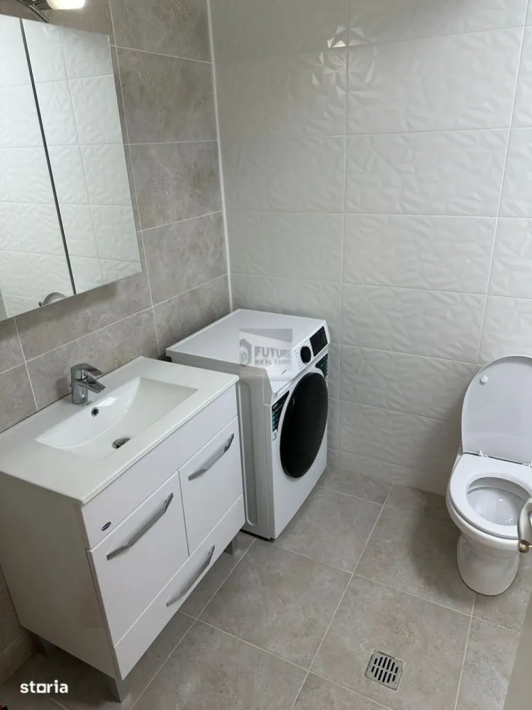 3 Camere la Pallady. Bloc Nou. Parcare Inclusă. Direct la cheie - Nu-ți pierde timpul cu apartamente „obosite” din anii '70. Dacă vrei o locuință care să nu-ți dea bătăi de cap, unde totul funcționează și miroase a nou, ești unde trebuie. Suntem în zona Theodor Pallady (Drumul Gura Arieșului 109-115), într-un complex securizat cu barieră, unde vecinii nu dau maneaua la maxim la 2 dimineața. 📐 Ce primești de banii tăi? (Faptele, pe scurt): Configurație: 3 camere, decomandat, Confort 1. Spațiu gândit cu cap, nu holuri pierdute. Băi: 2 unități sanitare (un „must-have” pentru orice familie care vrea să evite coada de dimineață). Vechime: Bloc de 1 an. Totul este „țiplă”, de la instalații la parchet. Etaj: 1 din 4. Perfect. Nici la parter să-ți bată în geam, nici la 4 să te rogi să nu se strice liftul (deși e nou). 💎 Dotări care fac diferența (Fără rabat la calitate): Apartamentul nu e doar mobilat, e utilat pentru viața reală: Pentru confort: Aer condiționat, Centrală proprie (adio, avarii RADET!), Barieră acces. Bucătărie de masterchef: Mașină de spălat vase (nu mai pierzi timpul la chiuvetă), frigider, plită, cuptor, microunde, hotă. Laundry day: Mașină de spălat rufe mare (9kg) – speli și pătura fără stres. Entertainment: TV generos cu diagonală de 139 cm. 📍 Localizare & Lifestyle Zona Pallady-Salajan-Titan este „noul hub” al Sectorului 3. Ai tot ce înseamnă retail la 5 minute (IKEA, Dedeman, Kaufland, Lidl) și acces rapid la arterele principale. 💼 Condiții (Fără surprize la vizionare): Apartamentul este proaspăt igienizat, dat cu lavabil nou. Intri doar cu hainele. Loc de parcare inclus. Da, ai citit bine. Nu te mai învârți 20 de minute prin cartier. Se închiriază/vinde (conform listării) pe termen lung. Căutăm chiriași/cumpărători care să prețuiască munca depusă în amenajare. Vrei să pierzi ocazia și să mai cauți încă 2 luni? Sună-mă, hai să vedem apartamentul și să batem palma. Detalii, video și programări vizionare pe WhatsApp. #Pallady #TheodorPallady #Titan #Salajan #Apartament3Camere #LocDeParcare #BlocNou #DirectMutare #ImobiliareSector3 #FaraBataiDeCap #SmartInvestment #BucurestiImobiliare