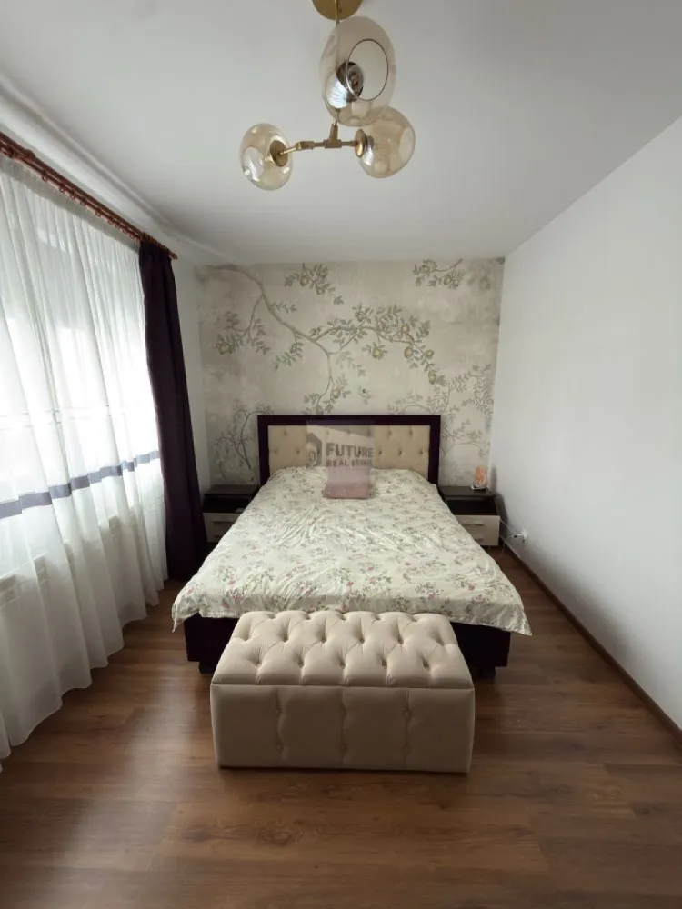 3 Camere 1 Decembrie 1918 Birou inclus. Zero stres parcare - Dacă te-ai săturat de apartamente întunecate, înghesuite și cu mobilă de pe vremea bunicilor, oprește-te aici. Avem un 3 camere decomandat, „scăldat” în soare (orientare Sud-Vest), unde spațiul chiar a fost gândit să fie util, nu doar să existe. 📐 Setup-ul (70 mp utili + 6 mp balcon): Living (20 mp): Spațiu generos pentru Netflix & chill, cu smart TV și canapea extensibilă pentru musafiri. Dormitor Matrimonial (15 mp): Pat cu depozitare (pentru că niciodată nu avem destul loc) și dressing. Bonus: un mic birou pentru machiaj sau laptop. Al doilea dormitor / „The War Room” (10 mp): Configurat special pentru Work from Home. Ai două birouri, dintre care unul reglabil pe înălțime. Spatele tău îmi va mulțumi mai târziu. Bucătărie separată (8 mp): Gătești ce vrei tu. Ai centrală proprie (adio, apă rece de la primărie), mașină de spălat și tot ce-ți trebuie. Holul: Nu e doar un culoar, e spațiu de depozitare serios, cu un dressing generos. 📍 Localizare & Logistică: Metrou 1 Decembrie 1918: 10-12 minute de mers pe jos. Destul cât să faci pașii zilnici, destul de aproape să nu scoți mașina pentru orice drum. Parcare: Inclusă. Cine locuiește în zonă știe că un loc de parcare valorează cât o mică avere. Tu îl ai în preț. Balcon: Închis. Bun pentru cafea sau depozitare extra. 💼 Cifre și Reguli (Fără „negociem la fața locului”): Disponibilitate: De la 1 Aprilie. Nu te grăbi, dar nici nu sta pe gânduri, că pleacă repede. Animale de companie: Din păcate, de data asta spunem pas. Apartamentul este impecabil și vrem să-l păstrăm așa. Vibe: Căutăm chiriași serioși, care înțeleg diferența dintre o „chirie ieftină” și un cămin unde totul funcționează. Vrei schița, poze extra sau video? Nu mai sta pe Facebook, dă-mi un semn pe WhatsApp sau sună direct. Prima vizionare s-ar putea să fie și ultima, pentru că cineva îl va lua pe loc. 📞0751521504 #1Decembrie1918 #Titan #Sector3 #Apartament3Camere #WorkFromHome #LocDeParcare #DirectProprietar #BucurestiImobiliare #SmartLiving #SunnyApartment