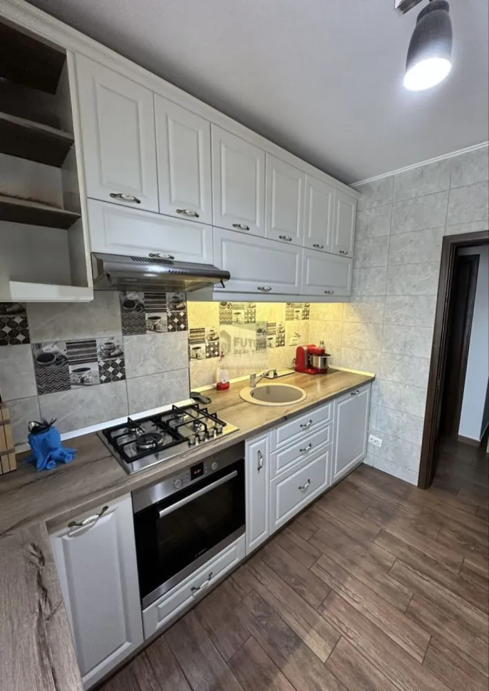 3 Camere 1 Decembrie 1918 Birou inclus. Zero stres parcare - Dacă te-ai săturat de apartamente întunecate, înghesuite și cu mobilă de pe vremea bunicilor, oprește-te aici. Avem un 3 camere decomandat, „scăldat” în soare (orientare Sud-Vest), unde spațiul chiar a fost gândit să fie util, nu doar să existe. 📐 Setup-ul (70 mp utili + 6 mp balcon): Living (20 mp): Spațiu generos pentru Netflix & chill, cu smart TV și canapea extensibilă pentru musafiri. Dormitor Matrimonial (15 mp): Pat cu depozitare (pentru că niciodată nu avem destul loc) și dressing. Bonus: un mic birou pentru machiaj sau laptop. Al doilea dormitor / „The War Room” (10 mp): Configurat special pentru Work from Home. Ai două birouri, dintre care unul reglabil pe înălțime. Spatele tău îmi va mulțumi mai târziu. Bucătărie separată (8 mp): Gătești ce vrei tu. Ai centrală proprie (adio, apă rece de la primărie), mașină de spălat și tot ce-ți trebuie. Holul: Nu e doar un culoar, e spațiu de depozitare serios, cu un dressing generos. 📍 Localizare & Logistică: Metrou 1 Decembrie 1918: 10-12 minute de mers pe jos. Destul cât să faci pașii zilnici, destul de aproape să nu scoți mașina pentru orice drum. Parcare: Inclusă. Cine locuiește în zonă știe că un loc de parcare valorează cât o mică avere. Tu îl ai în preț. Balcon: Închis. Bun pentru cafea sau depozitare extra. 💼 Cifre și Reguli (Fără „negociem la fața locului”): Disponibilitate: De la 1 Aprilie. Nu te grăbi, dar nici nu sta pe gânduri, că pleacă repede. Animale de companie: Din păcate, de data asta spunem pas. Apartamentul este impecabil și vrem să-l păstrăm așa. Vibe: Căutăm chiriași serioși, care înțeleg diferența dintre o „chirie ieftină” și un cămin unde totul funcționează. Vrei schița, poze extra sau video? Nu mai sta pe Facebook, dă-mi un semn pe WhatsApp sau sună direct. Prima vizionare s-ar putea să fie și ultima, pentru că cineva îl va lua pe loc. 📞0751521504 #1Decembrie1918 #Titan #Sector3 #Apartament3Camere #WorkFromHome #LocDeParcare #DirectProprietar #BucurestiImobiliare #SmartLiving #SunnyApartment