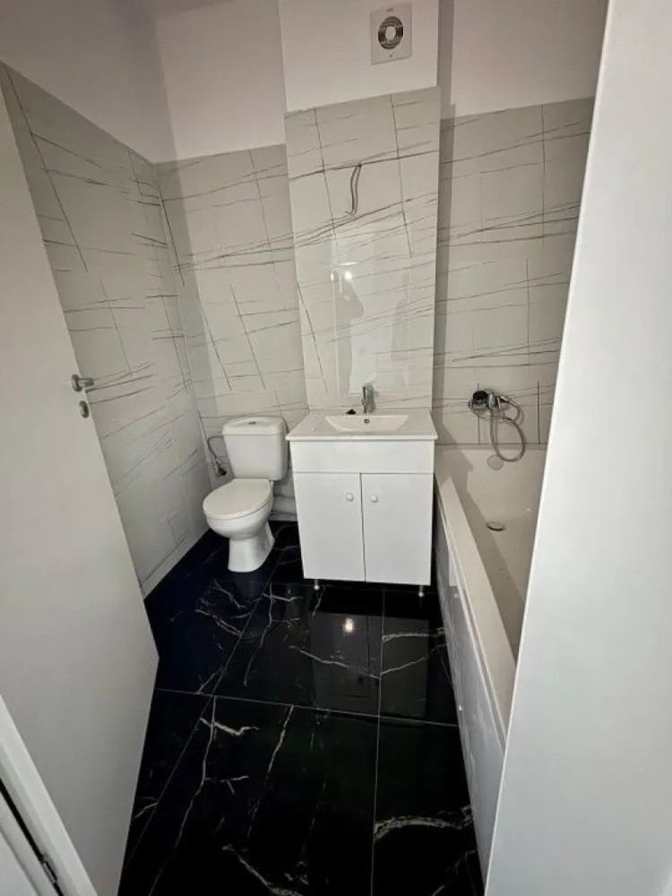 Gars Militari Residence - mutare imediata!! - TVA INCLUS !! Vă prezentăm o garsonieră deosebită, situată în cartierul Militari Residence, într-un bloc modern cu regim de înălțime P+3, poziționat strategic pentru a vă oferi confort și accesibilitate. Detalii proprietate: - Tip: Garsonieră - Locație: Militari Residence Avantaje: - Bloc nou, construit cu materiale de calitate, garantând un standard ridicat de confort. - Poziție excelentă, în imediata apropiere a mijloacelor de transport în comun, pentru o deplasare facilă către orice zonă a orașului. - Acces rapid la instituții educaționale (școli publice), centre comerciale, supermarketuri și mall-uri. - Zonă liniștită, ideală pentru locuit sau investiție. Acum este momentul să achiziționați locuința visurilor dumneavoastră! Contactați-ne pentru mai multe detalii și programarea unei vizionări.