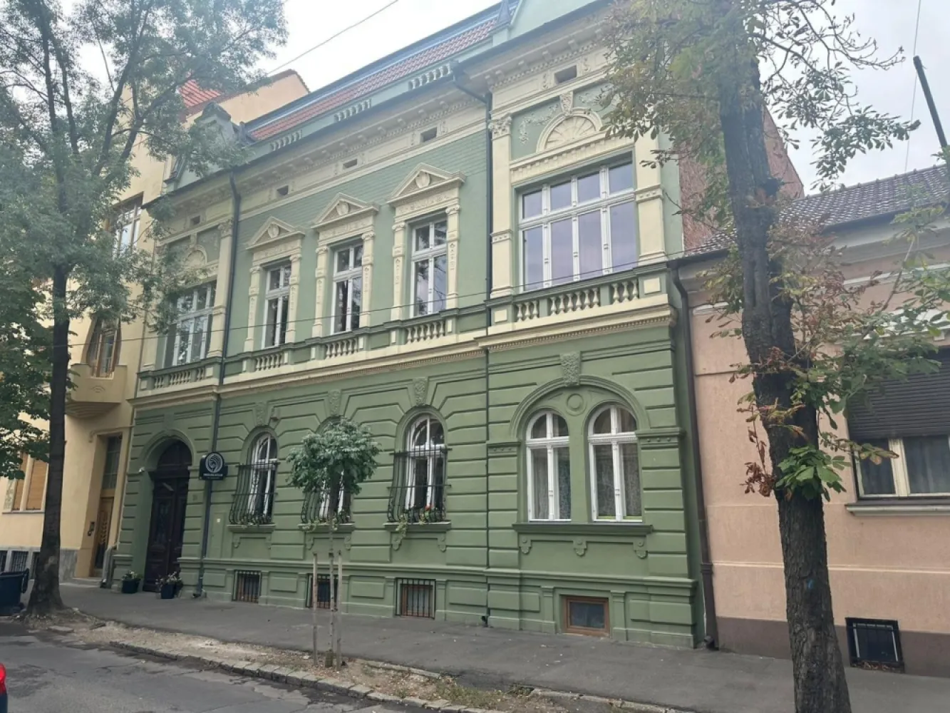 Spatiu comercial situat ultracentral, Pret 310.000 eur neg.comision 0% - Spațiu comercial de vânzare | Ultracentral Oradea | 50 m de Piața Unirii | Comision 0%

Immosell.ro vă propune spre vânzare un spațiu comercial dispus pe două niveluri, situat ultracentral în Oradea, la doar 50 m de Piața Unirii — o locație excelentă pentru business, cu trafic pietonal și vizibilitate foarte bună.
Compartimentare & suprafețe
Spațiul are o suprafață utilă de minimum 100 mp (suprafață construită 121 mp) și este organizat astfel:
- Demisol: 3 încăperi, hol/coridor, baie
- Parter: open-space generos, baie, chicinetă
În prezent, proprietatea funcționează ca salon de înfrumusețare, fiind potrivită și pentru: cabinet/clinicǎ, birouri, showroom, servicii, retail, studio etc.
Dotări & utilități
- Termoficare (încălzire)
- Aer condiționat
- Sistem de alarmă
Utilități: curent, apă, canalizare, telefon
Finisaje: gresie/parchet, iluminat cu spoturi/aplice
Contorizare: apometre, contor căldură
Imobil: interfon, curte comună, acoperiș

Pret 310.000 euro neg.

 Comision 0% pentru cumpărător.
Pentru mai multe informații și programarea unei vizionări, vă rog să mă contactați:
Sorin Gligor - 0731 290 032
