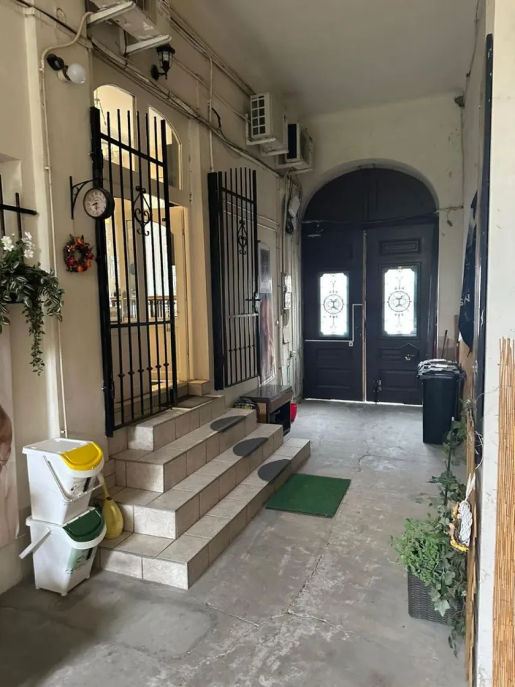 Spatiu comercial situat ultracentral, Pret 310.000 eur neg.comision 0% - Spațiu comercial de vânzare | Ultracentral Oradea | 50 m de Piața Unirii | Comision 0%

Immosell.ro vă propune spre vânzare un spațiu comercial dispus pe două niveluri, situat ultracentral în Oradea, la doar 50 m de Piața Unirii — o locație excelentă pentru business, cu trafic pietonal și vizibilitate foarte bună.
Compartimentare & suprafețe
Spațiul are o suprafață utilă de minimum 100 mp (suprafață construită 121 mp) și este organizat astfel:
- Demisol: 3 încăperi, hol/coridor, baie
- Parter: open-space generos, baie, chicinetă
În prezent, proprietatea funcționează ca salon de înfrumusețare, fiind potrivită și pentru: cabinet/clinicǎ, birouri, showroom, servicii, retail, studio etc.
Dotări & utilități
- Termoficare (încălzire)
- Aer condiționat
- Sistem de alarmă
Utilități: curent, apă, canalizare, telefon
Finisaje: gresie/parchet, iluminat cu spoturi/aplice
Contorizare: apometre, contor căldură
Imobil: interfon, curte comună, acoperiș

Pret 310.000 euro neg.

 Comision 0% pentru cumpărător.
Pentru mai multe informații și programarea unei vizionări, vă rog să mă contactați:
Sorin Gligor - 0731 290 032