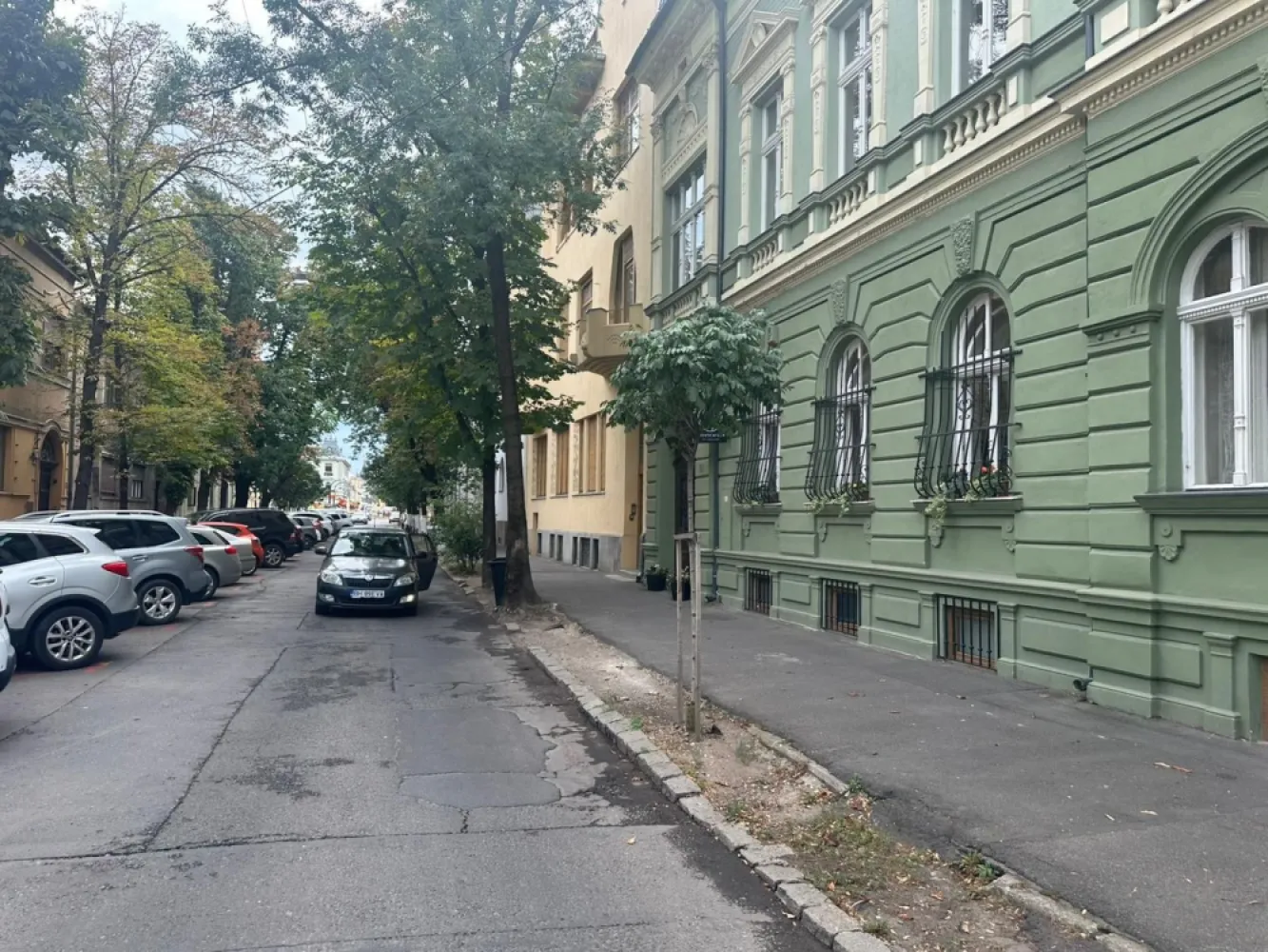 Spatiu comercial situat ultracentral, Pret 310.000 eur neg.comision 0% - Spațiu comercial de vânzare | Ultracentral Oradea | 50 m de Piața Unirii | Comision 0%

Immosell.ro vă propune spre vânzare un spațiu comercial dispus pe două niveluri, situat ultracentral în Oradea, la doar 50 m de Piața Unirii — o locație excelentă pentru business, cu trafic pietonal și vizibilitate foarte bună.
Compartimentare & suprafețe
Spațiul are o suprafață utilă de minimum 100 mp (suprafață construită 121 mp) și este organizat astfel:
- Demisol: 3 încăperi, hol/coridor, baie
- Parter: open-space generos, baie, chicinetă
În prezent, proprietatea funcționează ca salon de înfrumusețare, fiind potrivită și pentru: cabinet/clinicǎ, birouri, showroom, servicii, retail, studio etc.
Dotări & utilități
- Termoficare (încălzire)
- Aer condiționat
- Sistem de alarmă
Utilități: curent, apă, canalizare, telefon
Finisaje: gresie/parchet, iluminat cu spoturi/aplice
Contorizare: apometre, contor căldură
Imobil: interfon, curte comună, acoperiș

Pret 310.000 euro neg.

 Comision 0% pentru cumpărător.
Pentru mai multe informații și programarea unei vizionări, vă rog să mă contactați:
Sorin Gligor - 0731 290 032