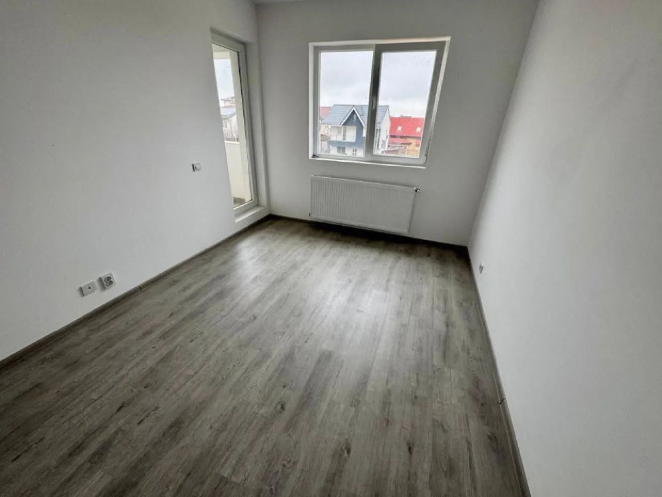 Gars Militari Residence - mutare imediata!! - TVA INCLUS !! Vă prezentăm o garsonieră deosebită, situată în cartierul Militari Residence, într-un bloc modern cu regim de înălțime P+3, poziționat strategic pentru a vă oferi confort și accesibilitate. Detalii proprietate: - Tip: Garsonieră - Locație: Militari Residence Avantaje: - Bloc nou, construit cu materiale de calitate, garantând un standard ridicat de confort. - Poziție excelentă, în imediata apropiere a mijloacelor de transport în comun, pentru o deplasare facilă către orice zonă a orașului. - Acces rapid la instituții educaționale (școli publice), centre comerciale, supermarketuri și mall-uri. - Zonă liniștită, ideală pentru locuit sau investiție. Acum este momentul să achiziționați locuința visurilor dumneavoastră! Contactați-ne pentru mai multe detalii și programarea unei vizionări.