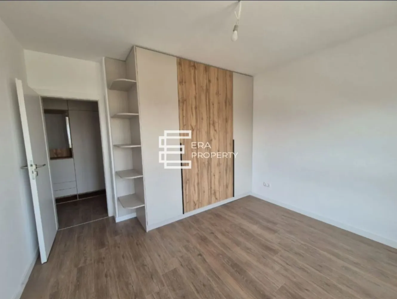Apartament 2 camere, 56 mp Doamna Stanca, Selimbar - Apartament 2 camere 56mp Doamna Stanca, Selimbar

*** COMISION 0***
Amplasat într-o zonă liniștită, aproape de natură și de oraș, acest apartament beneficiază de acces facil la magazine, mijloace de transport în comun, școli, farmacii și alte facilități esențiale pentru un stil de viață modern.
Apartamentul este disponibil la etajul 3 al unui imobil cu regim redus de înălțime (P+3E).
Suprafata utila: 56.15 mp
Suprafata balcon: 6.7 mp.

 Compartimentare inteligentă:hol de acces, living luminos, bucătărie separata,un dormitor,baie cu geam, balcon accesibil din living și bucatarie.
Avantaje:
Spații generoase și primitoare – apartamentul este proiectat să ofere un echilibru între estetică și utilitate.
Mediu liniștit – zona beneficiază de un grad redus de ocupare și numeroase spații verzi, oferind un cadru relaxant și aerisit.
Acces facil – va fi realizată o cale pietonală directă către strada Rahovei, ceea ce îmbunătățește conectivitatea și tranzitul.
Predare la interior: la stadiul de alb, permițând personalizarea finisajelor.
Exterior: complet finalizat „la cheie”.
Opțiuni de personalizare: apartamentul poate fi predat și „la cheie”, conform cerințelor cumpărătorului.
Acest apartament reprezintă alegerea ideală pentru cei care caută un spațiu modern, bine poziționat și conectat la facilități esențiale.

*Poze cu titlul de prezentare.

Pret: 112000 euro - tva inclus- la Alb 
 
Tel: 0772 298 572

𝐎𝐍𝐄 𝐑𝐞𝐬𝐢𝐝𝐞𝐧𝐜𝐞 este un ansamblu rezidențial nou, format din 8 blocuri (P+3), cu un total de 236 de apartamente cu 2 și 3 camere (55–78 mp utili), proiectate eficient și modern.

📍 Localizare excelentă: în spatele magazinului Supeco, aproape de Piața Rahovei, Pepco, Shopping City
🌿 Spații verzi și relaxare: peste 3.400 mp de spații verzi, loc de joacă, alei pietonale, zone de promenadă
🚗 Facilități complete: 281 locuri de parcare amenajate, acces facil prin pod pietonal
🏔️ Vedere panoramică către munți și oraș
🧱 Calitate în execuție și materiale premium

Ansamblul oferă un cadru ideal pentru locuit sau investiție, cu toate avantajele unei zone în plină dezvoltare.