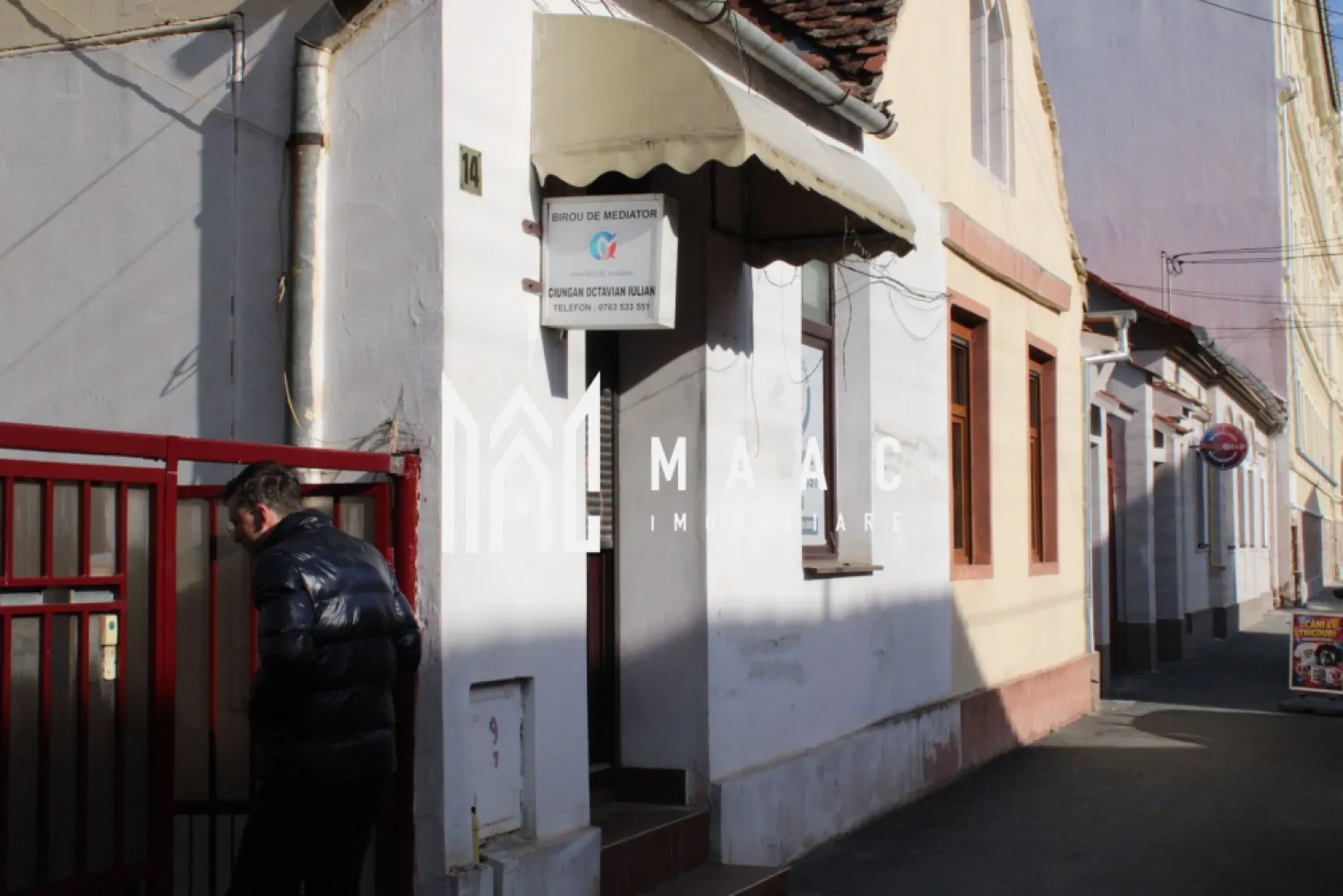 Garsonieră I zona centrala I teren 104 mpI Cojbuc I Sibiu - Garsonieră de Vânzare în Zona Centrală

MAAC Imobiliare vă ofera spre vânzare o garsonieră situată pe o stradă centrală, ideală pentru cei care apreciază accesibilitatea și confortul.

Detalii proprietate:

- Suprafață utilă: spațiu generos, perfect organizat pentru a maximiza confortul.
- Baie: baie modernă, dotată cu toate facilitățile necesare.
- Bucătărie: bucătărie spațioasă, ideală pentru gătit, cu suficiente locuri de depozitare.
- Teren: 104 mp teren aferent, oferind oportunități pentru amenajări exterioare sau un mic loc de relaxare. Terenul beneficiaza de PUZ pentru constructie P+3.
- Beci și spațiul de depozitare la subsol.
Avantaje:

Poziție centrală, aproape de toate facilitățile necesare (magazine, transport în comun, restaurante).
Acces ușor la principalele atracții ale orașului.
Potențial de închiriere excelent datorită locației.
Preț: [Introduceți prețul]
Pentru mai multe detalii precizati telefonic ca ati vazut anuntul cu ID CP2922568.