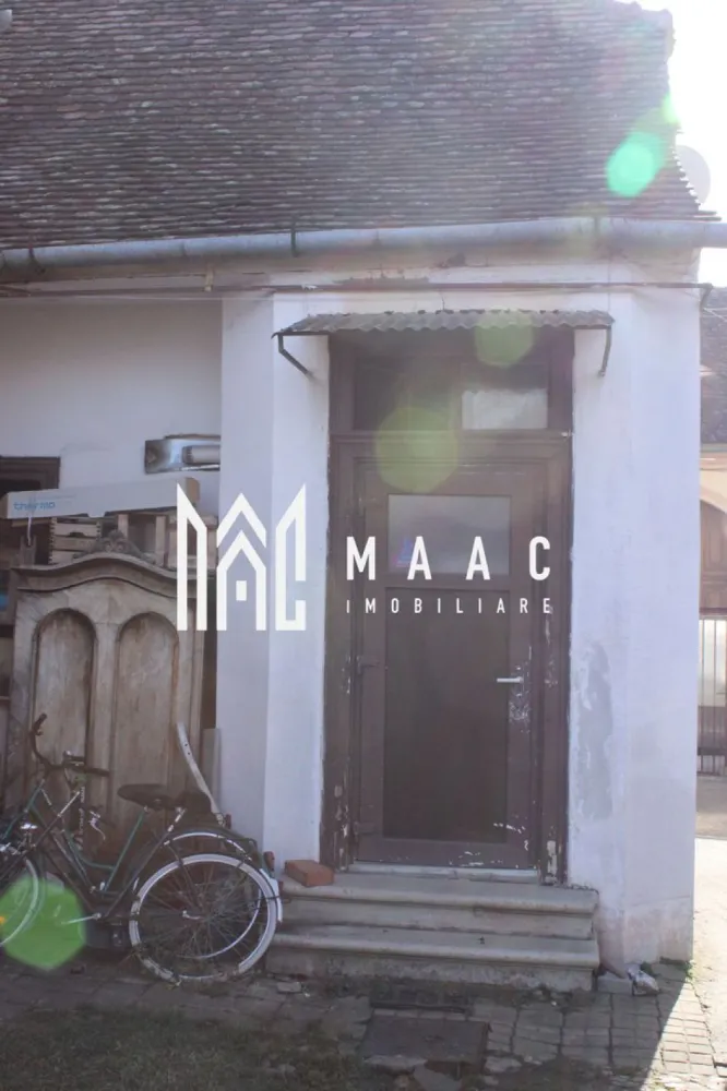 Garsonieră I zona centrala I teren 104 mpI Cojbuc I Sibiu - Garsonieră de Vânzare în Zona Centrală

MAAC Imobiliare vă ofera spre vânzare o garsonieră situată pe o stradă centrală, ideală pentru cei care apreciază accesibilitatea și confortul.

Detalii proprietate:

- Suprafață utilă: spațiu generos, perfect organizat pentru a maximiza confortul.
- Baie: baie modernă, dotată cu toate facilitățile necesare.
- Bucătărie: bucătărie spațioasă, ideală pentru gătit, cu suficiente locuri de depozitare.
- Teren: 104 mp teren aferent, oferind oportunități pentru amenajări exterioare sau un mic loc de relaxare. Terenul beneficiaza de PUZ pentru constructie P+3.
- Beci și spațiul de depozitare la subsol.
Avantaje:

Poziție centrală, aproape de toate facilitățile necesare (magazine, transport în comun, restaurante).
Acces ușor la principalele atracții ale orașului.
Potențial de închiriere excelent datorită locației.
Preț: [Introduceți prețul]
Pentru mai multe detalii precizati telefonic ca ati vazut anuntul cu ID CP2922568.