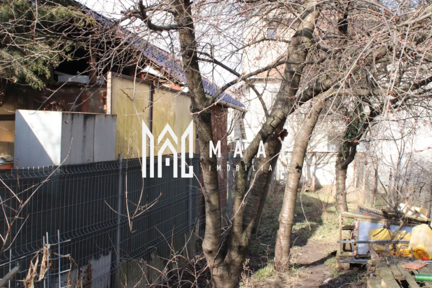 Garsonieră I zona centrala I teren 104 mpI Cojbuc I Sibiu - Garsonieră de Vânzare în Zona Centrală

MAAC Imobiliare vă ofera spre vânzare o garsonieră situată pe o stradă centrală, ideală pentru cei care apreciază accesibilitatea și confortul.

Detalii proprietate:

- Suprafață utilă: spațiu generos, perfect organizat pentru a maximiza confortul.
- Baie: baie modernă, dotată cu toate facilitățile necesare.
- Bucătărie: bucătărie spațioasă, ideală pentru gătit, cu suficiente locuri de depozitare.
- Teren: 104 mp teren aferent, oferind oportunități pentru amenajări exterioare sau un mic loc de relaxare. Terenul beneficiaza de PUZ pentru constructie P+3.
- Beci și spațiul de depozitare la subsol.
Avantaje:

Poziție centrală, aproape de toate facilitățile necesare (magazine, transport în comun, restaurante).
Acces ușor la principalele atracții ale orașului.
Potențial de închiriere excelent datorită locației.
Preț: [Introduceți prețul]
Pentru mai multe detalii precizati telefonic ca ati vazut anuntul cu ID CP2922568.