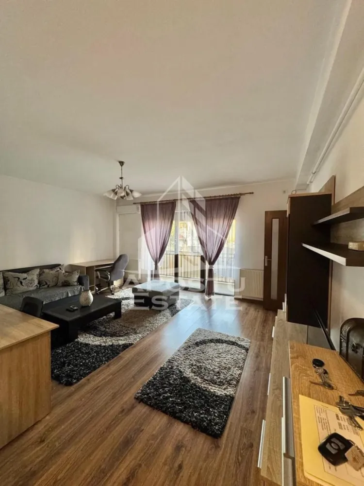 Apartament cu 2 camere, Giroc, Timis - APOSTU ESTATE va propune spre inchiriere un apartament cu 2 camere, ideal pentru cupluri, o familie la inceput de drum sau persoane care doresc un spatiu confortabil.

Suprafata utila: 49 mp
Compartimentare : decomandata

-Bucatarie inchisa complet mobilata si utilata;

-Sufragerie

-Baie cu dus;

-Dormitor matrimonial;

-Balcon deschis;

Confort si facilitati:

-Centrala proprie;

-Loc de parcare;

Apartamentul este complet mobilat si utilat.

Localizare: Giroc, locatie bine conectata la oras

Ideal pentru:

Cupluri

Familie

Tineri profesionisti

Pret chirie: 380 € + garantie
Va asteptam cu drag la o vizionare!
ID intern: CP2708965