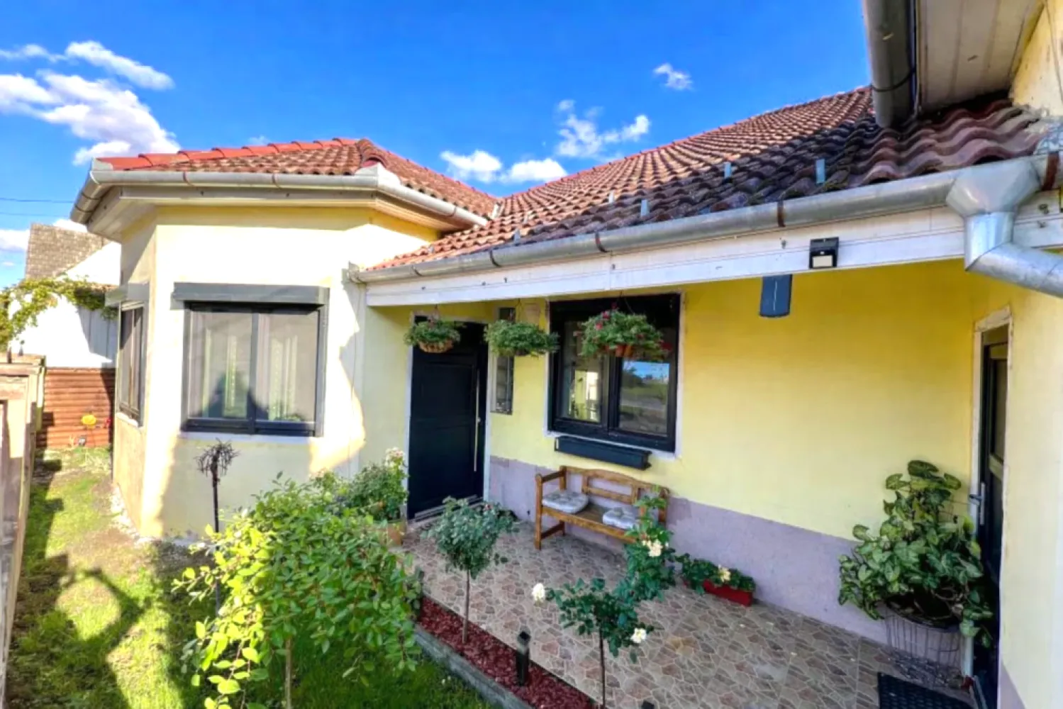 Proprietar – Casă modernă + hală 138 mp | Teren 701 mp | Șura Mare - ❗ Proprietar – Casă modernă + hală 138 mp | Teren 701 mp | Șura MareVând casă modernă, construită în 2013 din cărămidă, situată în Șura Mare, între Primărie și Grădiniță, cu acces rapid către Sibiu și stații de autobuz în apropiere.Detalii proprietateSuprafață utilă casă: 180 mpSuprafață utilă hală: 138 mpTeren total: 701 mpCurte liberă: 340 mpCurte laterală: loc pentru 2 mașiniPod pe toată suprafața caseiCompartimentare2 băiBucătărie cu insulă + zonă de diningCămarăTerasă 30 mpCamere spațioase și luminoaseDotări și facilitățiPanouri solare 5 kWh + baterieGeamuri 5 foi de sticlă – antifonice și securizateRulouri electriceInstalație electrică nouăCentrală termicăSe vinde mobilată și utilatăUtilități complete: gaz, canalizare, apă, curentInclude HALĂ 138 mp, ideală pentru depozitare sau activitate propriePreț💰 240.000 € – negociabil, în limita bunului simț, pentru cumpărător serios.📞 Contact: 0741 33 73 17