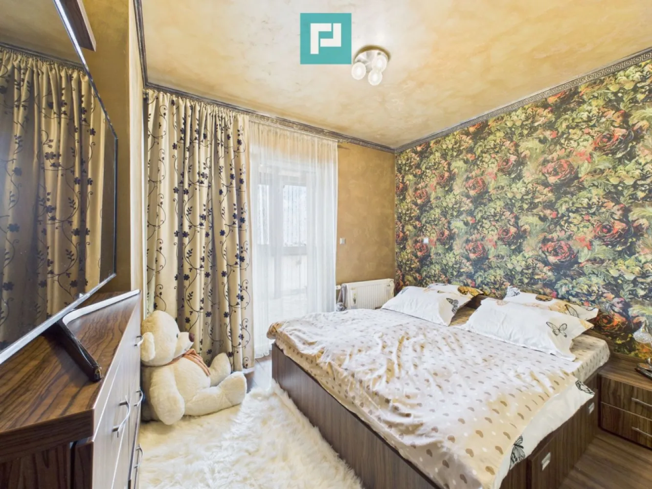 Penthouse Adora Park cu 2 camere - Penthouse Adora Park cu 2 camere

Îți dorești să locuiești într-un complex rezidențial modern din Arad?
Property Lab îți propune un penthouse situat la etajul 10, într-un ansamblu unde te vei bucura de numeroase facilități, precum: parcare privată, parc generos cu loc de joacă, cafenea, spălătorie pentru haine, cofetărie și magazine.

Imobilul are o suprafață utilă de 76 mp și este compartimentat astfel:

 hol de intrare;
 living cu bucătărie open space;
 hol secundar cu dressing;
 dormitor matrimonial;
 baie cu cadă și geam;
 terasă spațioasă de 26 mp.

Proprietatea se vinde complet mobilată și utilată, exact ca în fotografii, iar în preț este inclus și locul de parcare.

Dacă ți-am stârnit interesul, nu ezita să ne contactezi pentru vizionare!

Almira Boboc – Consultant Imobiliar PropertyLab
Telefon: 0745 06 93 93
E-mail: almira.boboc@propertylab.ro

Alexandra Valea – Consultant Imobiliar PropertyLab
Telefon: 0746 756 071
E-mail: alexandra.valea@propertylab.ro

Cod proprietate: 2708907