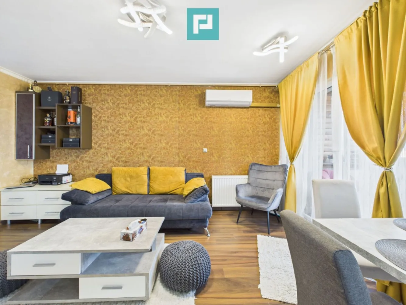 Penthouse Adora Park cu 2 camere - Penthouse Adora Park cu 2 camere

Îți dorești să locuiești într-un complex rezidențial modern din Arad?
Property Lab îți propune un penthouse situat la etajul 10, într-un ansamblu unde te vei bucura de numeroase facilități, precum: parcare privată, parc generos cu loc de joacă, cafenea, spălătorie pentru haine, cofetărie și magazine.

Imobilul are o suprafață utilă de 76 mp și este compartimentat astfel:

 hol de intrare;
 living cu bucătărie open space;
 hol secundar cu dressing;
 dormitor matrimonial;
 baie cu cadă și geam;
 terasă spațioasă de 26 mp.

Proprietatea se vinde complet mobilată și utilată, exact ca în fotografii, iar în preț este inclus și locul de parcare.

Dacă ți-am stârnit interesul, nu ezita să ne contactezi pentru vizionare!

Almira Boboc – Consultant Imobiliar PropertyLab
Telefon: 0745 06 93 93
E-mail: almira.boboc@propertylab.ro

Alexandra Valea – Consultant Imobiliar PropertyLab
Telefon: 0746 756 071
E-mail: alexandra.valea@propertylab.ro

Cod proprietate: 2708907