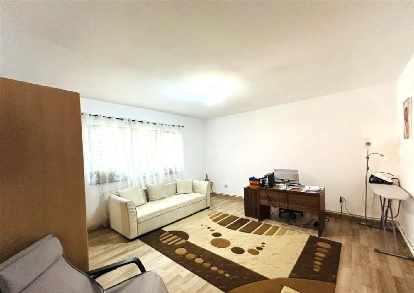 Proprietar – Casă modernă + hală 138 mp | Teren 701 mp | Șura Mare - ❗ Proprietar – Casă modernă + hală 138 mp | Teren 701 mp | Șura MareVând casă modernă, construită în 2013 din cărămidă, situată în Șura Mare, între Primărie și Grădiniță, cu acces rapid către Sibiu și stații de autobuz în apropiere.Detalii proprietateSuprafață utilă casă: 180 mpSuprafață utilă hală: 138 mpTeren total: 701 mpCurte liberă: 340 mpCurte laterală: loc pentru 2 mașiniPod pe toată suprafața caseiCompartimentare2 băiBucătărie cu insulă + zonă de diningCămarăTerasă 30 mpCamere spațioase și luminoaseDotări și facilitățiPanouri solare 5 kWh + baterieGeamuri 5 foi de sticlă – antifonice și securizateRulouri electriceInstalație electrică nouăCentrală termicăSe vinde mobilată și utilatăUtilități complete: gaz, canalizare, apă, curentInclude HALĂ 138 mp, ideală pentru depozitare sau activitate propriePreț💰 240.000 € – negociabil, în limita bunului simț, pentru cumpărător serios.📞 Contact: 0741 33 73 17