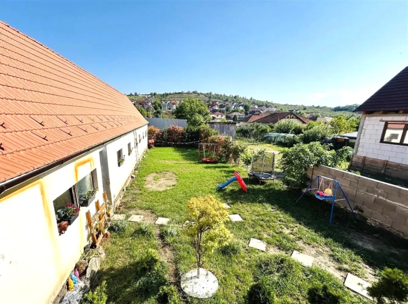 Proprietar – Casă modernă + hală 138 mp | Teren 701 mp | Șura Mare - ❗ Proprietar – Casă modernă + hală 138 mp | Teren 701 mp | Șura MareVând casă modernă, construită în 2013 din cărămidă, situată în Șura Mare, între Primărie și Grădiniță, cu acces rapid către Sibiu și stații de autobuz în apropiere.Detalii proprietateSuprafață utilă casă: 180 mpSuprafață utilă hală: 138 mpTeren total: 701 mpCurte liberă: 340 mpCurte laterală: loc pentru 2 mașiniPod pe toată suprafața caseiCompartimentare2 băiBucătărie cu insulă + zonă de diningCămarăTerasă 30 mpCamere spațioase și luminoaseDotări și facilitățiPanouri solare 5 kWh + baterieGeamuri 5 foi de sticlă – antifonice și securizateRulouri electriceInstalație electrică nouăCentrală termicăSe vinde mobilată și utilatăUtilități complete: gaz, canalizare, apă, curentInclude HALĂ 138 mp, ideală pentru depozitare sau activitate propriePreț💰 240.000 € – negociabil, în limita bunului simț, pentru cumpărător serios.📞 Contact: 0741 33 73 17
