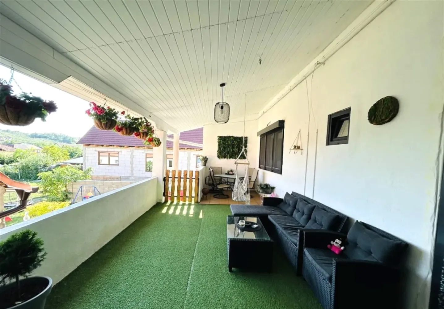 Proprietar – Casă modernă + hală 138 mp | Teren 701 mp | Șura Mare - ❗ Proprietar – Casă modernă + hală 138 mp | Teren 701 mp | Șura MareVând casă modernă, construită în 2013 din cărămidă, situată în Șura Mare, între Primărie și Grădiniță, cu acces rapid către Sibiu și stații de autobuz în apropiere.Detalii proprietateSuprafață utilă casă: 180 mpSuprafață utilă hală: 138 mpTeren total: 701 mpCurte liberă: 340 mpCurte laterală: loc pentru 2 mașiniPod pe toată suprafața caseiCompartimentare2 băiBucătărie cu insulă + zonă de diningCămarăTerasă 30 mpCamere spațioase și luminoaseDotări și facilitățiPanouri solare 5 kWh + baterieGeamuri 5 foi de sticlă – antifonice și securizateRulouri electriceInstalație electrică nouăCentrală termicăSe vinde mobilată și utilatăUtilități complete: gaz, canalizare, apă, curentInclude HALĂ 138 mp, ideală pentru depozitare sau activitate propriePreț💰 240.000 € – negociabil, în limita bunului simț, pentru cumpărător serios.📞 Contact: 0741 33 73 17