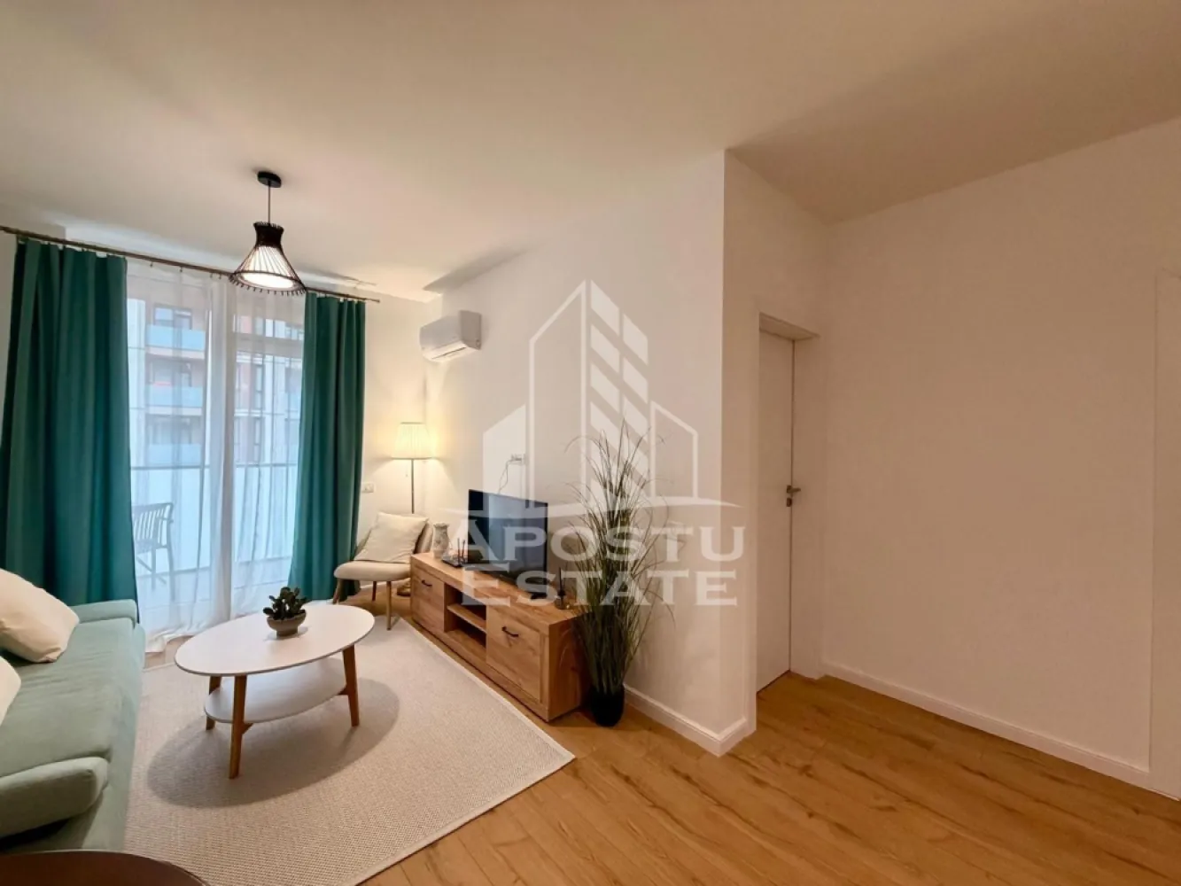 Apartament cu 2 camere de inchiriat, Timisoara, Campeador City - Agentia imobiliara Apostu Estate va propune spre inchiriere un apartament spatios si elegant, cu 2 camere, situat intr-o zona linistita si bine conectata din Torontalului, ideal pentru familii sau persoane care doresc un spatiu generos si confortabil.

Suprafata utila: 50 mp
Compartimentare eficienta: decomandat
- Bucatarie complet mobilata si utilata, cu loc de luat masa
- Living luminos si spatios
- Dormitor matrimonial mobilat
- Baie prevazuta cu walk-in si ventilatie artificiala

Confort si facilitati:
- Centrala proprie pe gaz
- Incalzire in pardoseala
- Aer conditionat
- Pet friendly
- Loc de parcare subteran inclus in pret
- Apartamentul este complet mobilat si utilat de catre proprietar

Localizare: Zona Torontalului – liniste, acces facil spre oras, in apropiere de Metro, Facultatea de Agronomie si mijloace de transport in comun.

Ideal pentru:
- Cupluri
- Profesionisti care lucreaza remote sau au nevoie de birou acasa

Pret chirie: 450€
Programeaza o vizionare!
ID intern: CP2708274