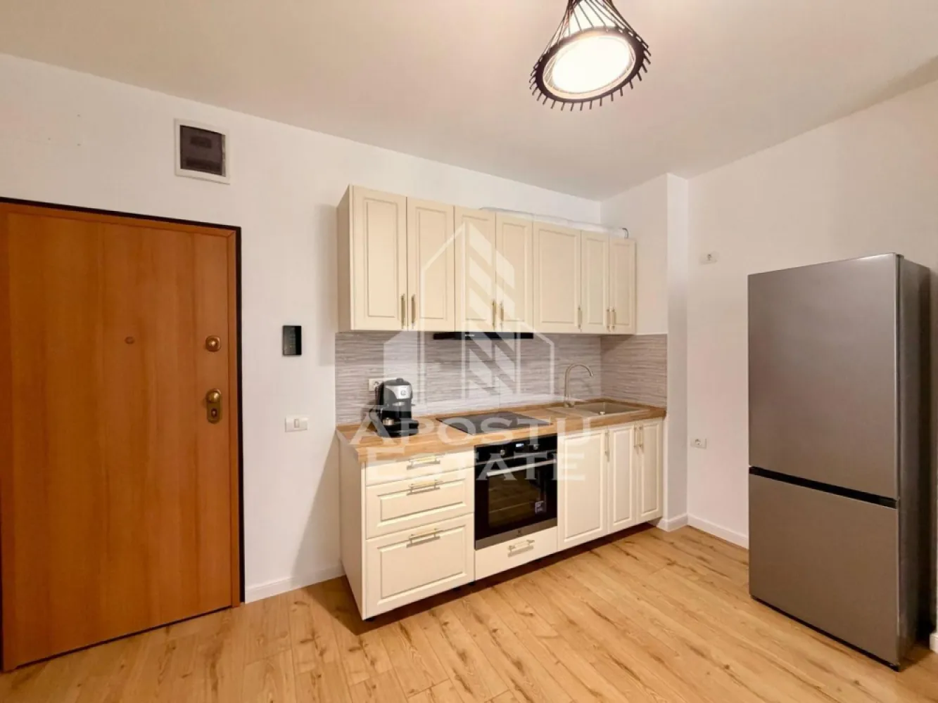 Apartament cu 2 camere de inchiriat, Timisoara, Campeador City - Agentia imobiliara Apostu Estate va propune spre inchiriere un apartament spatios si elegant, cu 2 camere, situat intr-o zona linistita si bine conectata din Torontalului, ideal pentru familii sau persoane care doresc un spatiu generos si confortabil.

Suprafata utila: 50 mp
Compartimentare eficienta: decomandat
- Bucatarie complet mobilata si utilata, cu loc de luat masa
- Living luminos si spatios
- Dormitor matrimonial mobilat
- Baie prevazuta cu walk-in si ventilatie artificiala

Confort si facilitati:
- Centrala proprie pe gaz
- Incalzire in pardoseala
- Aer conditionat
- Pet friendly
- Loc de parcare subteran inclus in pret
- Apartamentul este complet mobilat si utilat de catre proprietar

Localizare: Zona Torontalului – liniste, acces facil spre oras, in apropiere de Metro, Facultatea de Agronomie si mijloace de transport in comun.

Ideal pentru:
- Cupluri
- Profesionisti care lucreaza remote sau au nevoie de birou acasa

Pret chirie: 450€
Programeaza o vizionare!
ID intern: CP2708274