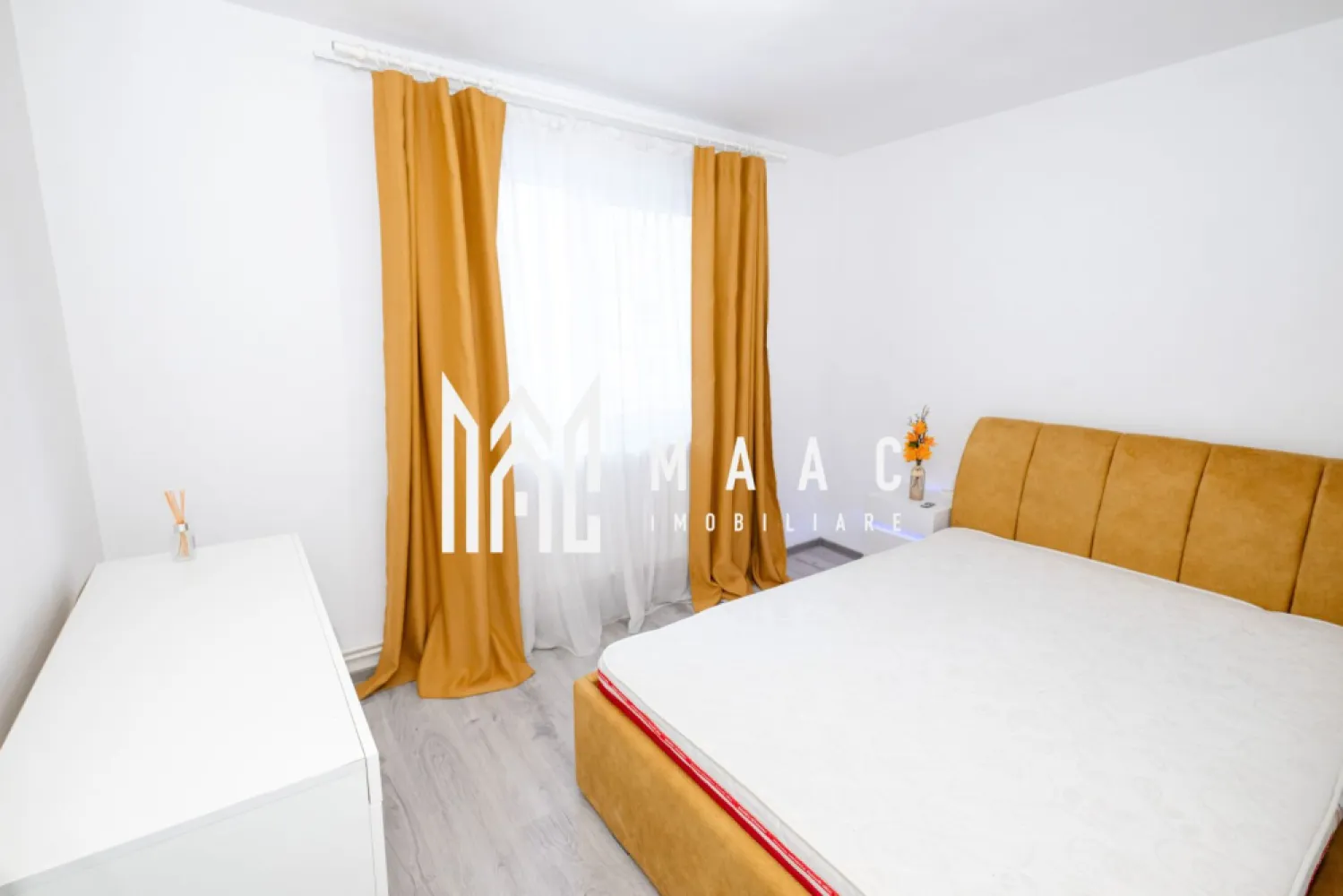 Apartament 3 camere Ostroveni - Apartament 3 camere de vânzare – Râmnicu Vâlcea – Etaj 4 cu acoperiș 
ID anunt CP2940861

MAAC Imobiliare Râmnicu Vâlcea vă propune spre vânzare un apartament cu 3 camere, situat la etajul 4 al unui imobil prevăzut cu acoperiș.

Suprafața utilă este de aproximativ 45 mp, la care se adaugă un balcon de 2,89 mp, rezultând o suprafață totală de 47,8 mp. Compartimentarea este eficientă și include: living, două dormitoare, bucătărie separată, baie, hol și balcon.

Apartamentul este dotat cu instalație de încălzire cu gigacalorimetru, oferind control individual al consumului. Se vinde complet mobilat și utilat, exact ca în fotografii, fiind disponibil imediat.

Compartimentare 
-Living 15MP
-Dormitor 9MP
-Dormitor secundar 8MP
-Bucătărie 4MP
-Baie 3MP
- Hol de acces cu spații pentru depozitare și acces către toate camerele. 5MP
-Balcon închis, util pentru depozitare suplimentară. 3MP

Apartamentul este potrivit atât pentru locuință proprie, cât și pentru investiție, având avantajul că se predă complet mobilat și utilat.

Pentru detalii suplimentare și programarea unei vizionări, vă stăm la dispoziție prin MAAC Imobiliare Râmnicu Vâlcea.