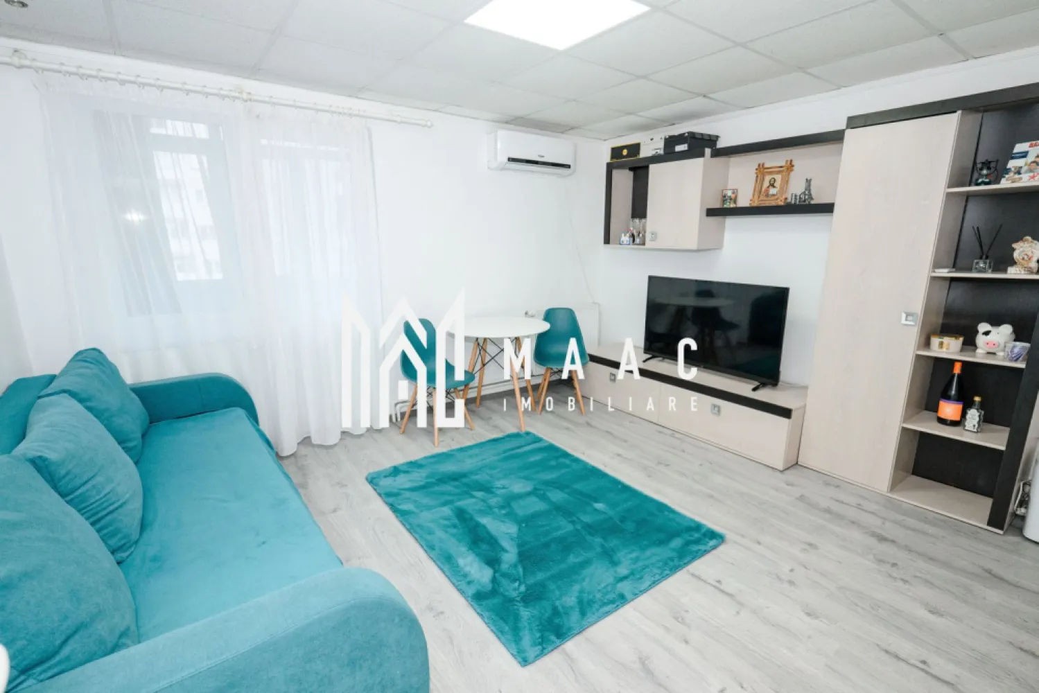 Apartament 3 camere Ostroveni - Apartament 3 camere de vânzare – Râmnicu Vâlcea – Etaj 4 cu acoperiș 
ID anunt CP2940861

MAAC Imobiliare Râmnicu Vâlcea vă propune spre vânzare un apartament cu 3 camere, situat la etajul 4 al unui imobil prevăzut cu acoperiș.

Suprafața utilă este de aproximativ 45 mp, la care se adaugă un balcon de 2,89 mp, rezultând o suprafață totală de 47,8 mp. Compartimentarea este eficientă și include: living, două dormitoare, bucătărie separată, baie, hol și balcon.

Apartamentul este dotat cu instalație de încălzire cu gigacalorimetru, oferind control individual al consumului. Se vinde complet mobilat și utilat, exact ca în fotografii, fiind disponibil imediat.

Compartimentare 
-Living 15MP
-Dormitor 9MP
-Dormitor secundar 8MP
-Bucătărie 4MP
-Baie 3MP
- Hol de acces cu spații pentru depozitare și acces către toate camerele. 5MP
-Balcon închis, util pentru depozitare suplimentară. 3MP

Apartamentul este potrivit atât pentru locuință proprie, cât și pentru investiție, având avantajul că se predă complet mobilat și utilat.

Pentru detalii suplimentare și programarea unei vizionări, vă stăm la dispoziție prin MAAC Imobiliare Râmnicu Vâlcea.