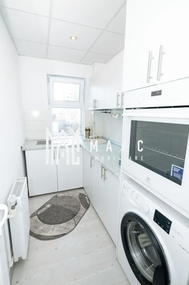 Apartament 3 camere Ostroveni - Apartament 3 camere de vânzare – Râmnicu Vâlcea – Etaj 4 cu acoperiș 
ID anunt CP2940861

MAAC Imobiliare Râmnicu Vâlcea vă propune spre vânzare un apartament cu 3 camere, situat la etajul 4 al unui imobil prevăzut cu acoperiș.

Suprafața utilă este de aproximativ 45 mp, la care se adaugă un balcon de 2,89 mp, rezultând o suprafață totală de 47,8 mp. Compartimentarea este eficientă și include: living, două dormitoare, bucătărie separată, baie, hol și balcon.

Apartamentul este dotat cu instalație de încălzire cu gigacalorimetru, oferind control individual al consumului. Se vinde complet mobilat și utilat, exact ca în fotografii, fiind disponibil imediat.

Compartimentare 
-Living 15MP
-Dormitor 9MP
-Dormitor secundar 8MP
-Bucătărie 4MP
-Baie 3MP
- Hol de acces cu spații pentru depozitare și acces către toate camerele. 5MP
-Balcon închis, util pentru depozitare suplimentară. 3MP

Apartamentul este potrivit atât pentru locuință proprie, cât și pentru investiție, având avantajul că se predă complet mobilat și utilat.

Pentru detalii suplimentare și programarea unei vizionări, vă stăm la dispoziție prin MAAC Imobiliare Râmnicu Vâlcea.