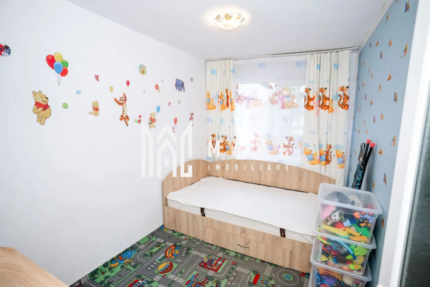 Apartament 3 camere Ostroveni - Apartament 3 camere de vânzare – Râmnicu Vâlcea – Etaj 4 cu acoperiș 
ID anunt CP2940861

MAAC Imobiliare Râmnicu Vâlcea vă propune spre vânzare un apartament cu 3 camere, situat la etajul 4 al unui imobil prevăzut cu acoperiș.

Suprafața utilă este de aproximativ 45 mp, la care se adaugă un balcon de 2,89 mp, rezultând o suprafață totală de 47,8 mp. Compartimentarea este eficientă și include: living, două dormitoare, bucătărie separată, baie, hol și balcon.

Apartamentul este dotat cu instalație de încălzire cu gigacalorimetru, oferind control individual al consumului. Se vinde complet mobilat și utilat, exact ca în fotografii, fiind disponibil imediat.

Compartimentare 
-Living 15MP
-Dormitor 9MP
-Dormitor secundar 8MP
-Bucătărie 4MP
-Baie 3MP
- Hol de acces cu spații pentru depozitare și acces către toate camerele. 5MP
-Balcon închis, util pentru depozitare suplimentară. 3MP

Apartamentul este potrivit atât pentru locuință proprie, cât și pentru investiție, având avantajul că se predă complet mobilat și utilat.

Pentru detalii suplimentare și programarea unei vizionări, vă stăm la dispoziție prin MAAC Imobiliare Râmnicu Vâlcea.