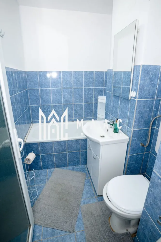Apartament 3 camere Ostroveni - Apartament 3 camere de vânzare – Râmnicu Vâlcea – Etaj 4 cu acoperiș 
ID anunt CP2940861

MAAC Imobiliare Râmnicu Vâlcea vă propune spre vânzare un apartament cu 3 camere, situat la etajul 4 al unui imobil prevăzut cu acoperiș.

Suprafața utilă este de aproximativ 45 mp, la care se adaugă un balcon de 2,89 mp, rezultând o suprafață totală de 47,8 mp. Compartimentarea este eficientă și include: living, două dormitoare, bucătărie separată, baie, hol și balcon.

Apartamentul este dotat cu instalație de încălzire cu gigacalorimetru, oferind control individual al consumului. Se vinde complet mobilat și utilat, exact ca în fotografii, fiind disponibil imediat.

Compartimentare 
-Living 15MP
-Dormitor 9MP
-Dormitor secundar 8MP
-Bucătărie 4MP
-Baie 3MP
- Hol de acces cu spații pentru depozitare și acces către toate camerele. 5MP
-Balcon închis, util pentru depozitare suplimentară. 3MP

Apartamentul este potrivit atât pentru locuință proprie, cât și pentru investiție, având avantajul că se predă complet mobilat și utilat.

Pentru detalii suplimentare și programarea unei vizionări, vă stăm la dispoziție prin MAAC Imobiliare Râmnicu Vâlcea.