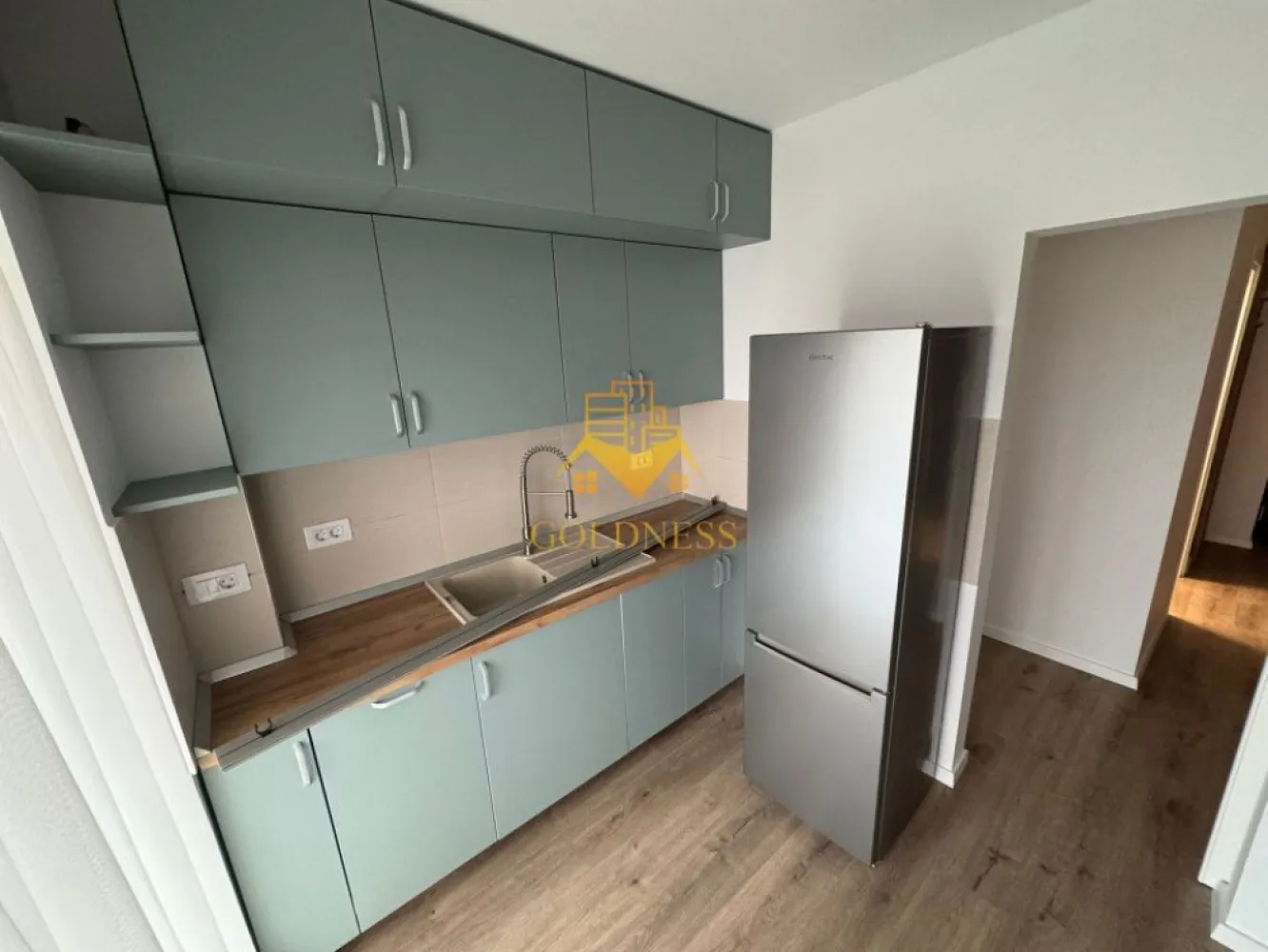 3 camere, 2 parcari, terasa 49 mp, bloc nou, Gheorgheni, Soporului - Goldness Imobiliare vă propune spre vânzare un apartament elegant cu 3 camere decomandate, situat într-un bloc nou, finalizat în 2024, într-o zonă liniștită și excelent conectată din cartierul Gheorgheni, Cluj-Napoca.

🏡 Detalii apartament
• Suprafață utilă: 75,5 mp
• Terasă generoasă de 49 mp – ideală pentru relaxare, grătar sau spațiu de joacă
• Compartimentare eficientă: 3 camere decomandate, 2 băi
• Bucătărie complet mobilată și utilată, cu zonă de luat masa
• Se vinde parțial mobilat, cu finisaje moderne și de calitate
• Încălzire prin pardoseală – confort termic excelent
• Centrala termică de bloc – economie și eficiență
• Etaj: Parter din 7
• De asemenea, se pot achizitiona si 2 parcari exterioare la pretul de 20.000 Euro ambele.

📍 Localizare excelentă
• La doar 1,4 – 1,5 km de LIDL, Kaufland, Baza Sportivă Gheorgheni și Iulius Mall
• Aproximativ 2 km de FSEGA – ideal pentru studenți sau cadre universitare
• Acces rapid către toate punctele de interes din oraș
• Zonă verde, aerisită și liniștită – ideală pentru familii sau investiție sigură

🧱 Clădire modernă și eficientă energetic
• Construcție nouă – an finalizare: 2024
• Izolație exterioară și interioară, confort termic și fonic sporit
• Acces securizat, finisaje premium în spațiile comune

📌 Ideal pentru cei care caută confort, spațiu generos și liniște, dar și proximitate față de facilități urbane, parcuri, magazine și universități.