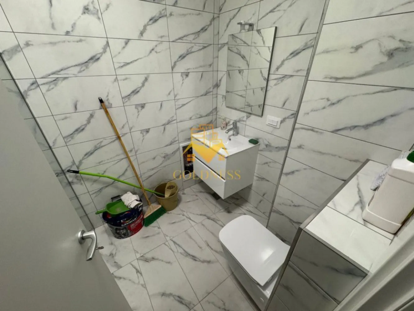 3 camere, 2 parcari, terasa 49 mp, bloc nou, Gheorgheni, Soporului - Goldness Imobiliare vă propune spre vânzare un apartament elegant cu 3 camere decomandate, situat într-un bloc nou, finalizat în 2024, într-o zonă liniștită și excelent conectată din cartierul Gheorgheni, Cluj-Napoca.

🏡 Detalii apartament
• Suprafață utilă: 75,5 mp
• Terasă generoasă de 49 mp – ideală pentru relaxare, grătar sau spațiu de joacă
• Compartimentare eficientă: 3 camere decomandate, 2 băi
• Bucătărie complet mobilată și utilată, cu zonă de luat masa
• Se vinde parțial mobilat, cu finisaje moderne și de calitate
• Încălzire prin pardoseală – confort termic excelent
• Centrala termică de bloc – economie și eficiență
• Etaj: Parter din 7
• De asemenea, se pot achizitiona si 2 parcari exterioare la pretul de 20.000 Euro ambele.

📍 Localizare excelentă
• La doar 1,4 – 1,5 km de LIDL, Kaufland, Baza Sportivă Gheorgheni și Iulius Mall
• Aproximativ 2 km de FSEGA – ideal pentru studenți sau cadre universitare
• Acces rapid către toate punctele de interes din oraș
• Zonă verde, aerisită și liniștită – ideală pentru familii sau investiție sigură

🧱 Clădire modernă și eficientă energetic
• Construcție nouă – an finalizare: 2024
• Izolație exterioară și interioară, confort termic și fonic sporit
• Acces securizat, finisaje premium în spațiile comune

📌 Ideal pentru cei care caută confort, spațiu generos și liniște, dar și proximitate față de facilități urbane, parcuri, magazine și universități.