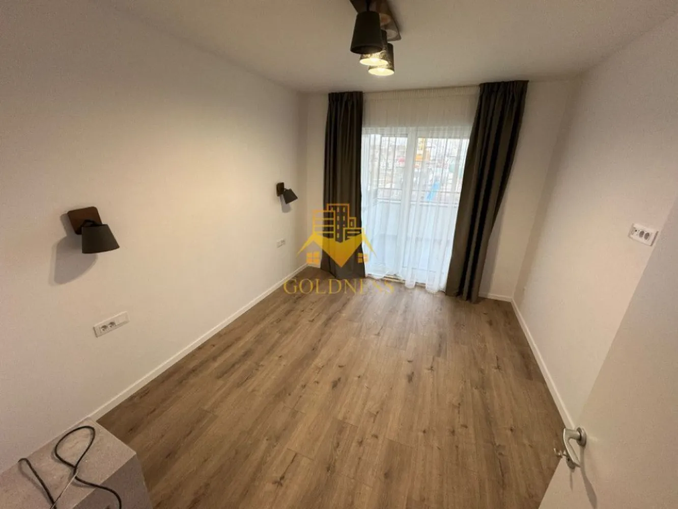3 camere, 2 parcari, terasa 49 mp, bloc nou, Gheorgheni, Soporului - Goldness Imobiliare vă propune spre vânzare un apartament elegant cu 3 camere decomandate, situat într-un bloc nou, finalizat în 2024, într-o zonă liniștită și excelent conectată din cartierul Gheorgheni, Cluj-Napoca.

🏡 Detalii apartament
• Suprafață utilă: 75,5 mp
• Terasă generoasă de 49 mp – ideală pentru relaxare, grătar sau spațiu de joacă
• Compartimentare eficientă: 3 camere decomandate, 2 băi
• Bucătărie complet mobilată și utilată, cu zonă de luat masa
• Se vinde parțial mobilat, cu finisaje moderne și de calitate
• Încălzire prin pardoseală – confort termic excelent
• Centrala termică de bloc – economie și eficiență
• Etaj: Parter din 7
• De asemenea, se pot achizitiona si 2 parcari exterioare la pretul de 20.000 Euro ambele.

📍 Localizare excelentă
• La doar 1,4 – 1,5 km de LIDL, Kaufland, Baza Sportivă Gheorgheni și Iulius Mall
• Aproximativ 2 km de FSEGA – ideal pentru studenți sau cadre universitare
• Acces rapid către toate punctele de interes din oraș
• Zonă verde, aerisită și liniștită – ideală pentru familii sau investiție sigură

🧱 Clădire modernă și eficientă energetic
• Construcție nouă – an finalizare: 2024
• Izolație exterioară și interioară, confort termic și fonic sporit
• Acces securizat, finisaje premium în spațiile comune

📌 Ideal pentru cei care caută confort, spațiu generos și liniște, dar și proximitate față de facilități urbane, parcuri, magazine și universități.