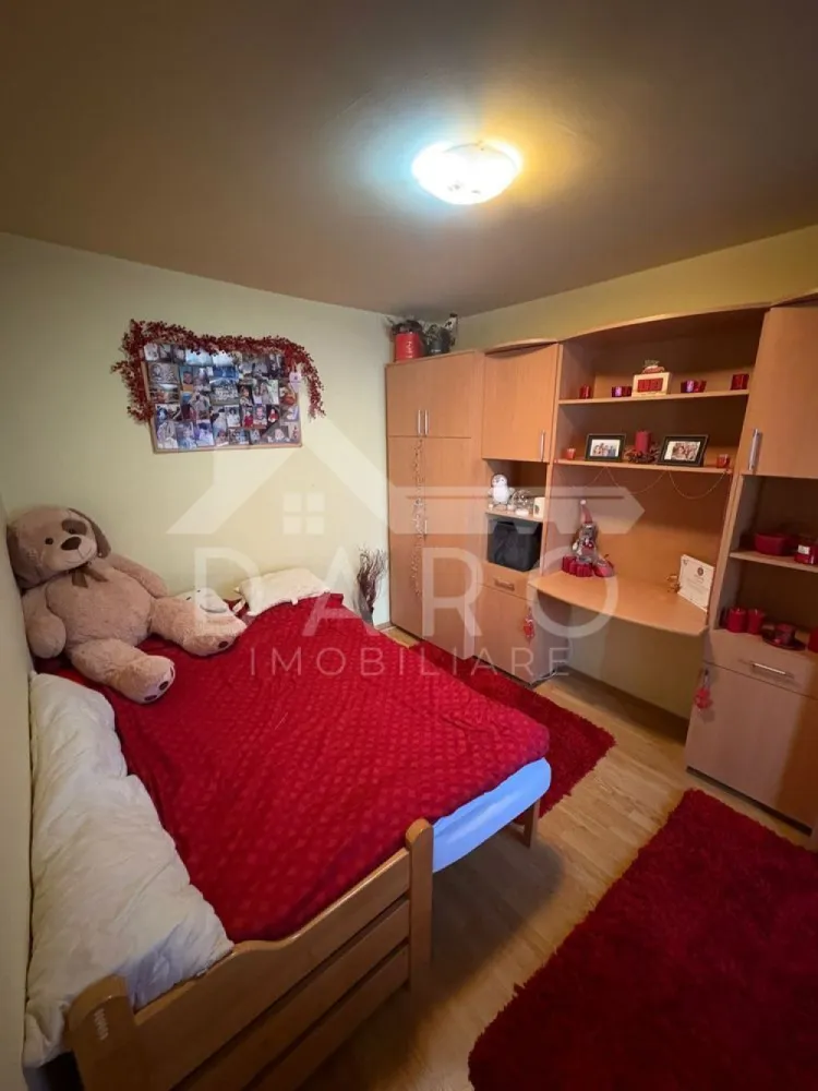 🏡 Apartament de vânzare – Aleea Constructorilor | Etaj 4/4 |110.000€ - 🏡 Apartament de vânzare – Aleea Constructorilor | Etaj 4/4 | 110.000 €
Se oferă spre vânzare apartament situat pe Aleea Constructorilor, la etajul 4 din 4, la 10–15 minute de Facultatea de Medicină, ideal atât pentru locuință, cât și pentru investiție (închiriere pentru studenți).
💰 Preț: 110.000 €
✔ bloc izolat exterior
✔ mobilat și utilat complet
✔ disponibil pentru mutare
Compartimentare:
✔ living / dormitor
✔ bucătărie
✔ baie
✔ balcon închis
Dotări și utilități:
✔ centrală termică proprie
✔ aer condiționat
✔ geamuri termopan
✔ ușă metalică
✔ balcon închis
✔ frigider
✔ aragaz
✔ mașină de spălat rufe
✔ mașină de spălat vase
Avantaje:
📍 Aleea Constructorilor – zonă liniștită
📍 la 10–15 minute de Facultatea de Medicină
📍 stații de autobuz și magazine în apropiere
📍 ideal pentru studenți sau investiție cu randament bun
📍 acces rapid către centrul orașului
💎 O oportunitate excelentă pentru locuit sau investiție într-o zonă cu cerere ridicată.
🤝 Proprietate promovată prin DARO Imobiliare
💳 Pentru achiziție, prin Kiwi Finance beneficiezi de:
✔ analiză GRATUITĂ a eligibilității
✔ acces la oferte de la peste 12 bănci
✔ negocierea dobânzii în favoarea ta
✔ suport complet până la semnarea contractului
📞 Detalii și vizionări:
Coman Maria – DARO Imobiliare & Kiwi Finance
📱 0749 535 729
🔑 DARO Imobiliare – găsim proprietatea potrivită.
💳 Kiwi Finance – obținem creditul pentru a o cumpăra.