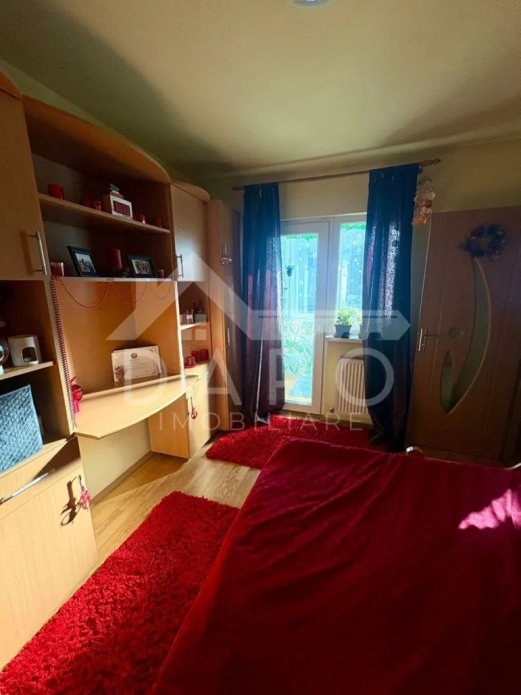 🏡 Apartament de vânzare – Aleea Constructorilor | Etaj 4/4 |110.000€ - 🏡 Apartament de vânzare – Aleea Constructorilor | Etaj 4/4 | 110.000 €
Se oferă spre vânzare apartament situat pe Aleea Constructorilor, la etajul 4 din 4, la 10–15 minute de Facultatea de Medicină, ideal atât pentru locuință, cât și pentru investiție (închiriere pentru studenți).
💰 Preț: 110.000 €
✔ bloc izolat exterior
✔ mobilat și utilat complet
✔ disponibil pentru mutare
Compartimentare:
✔ living / dormitor
✔ bucătărie
✔ baie
✔ balcon închis
Dotări și utilități:
✔ centrală termică proprie
✔ aer condiționat
✔ geamuri termopan
✔ ușă metalică
✔ balcon închis
✔ frigider
✔ aragaz
✔ mașină de spălat rufe
✔ mașină de spălat vase
Avantaje:
📍 Aleea Constructorilor – zonă liniștită
📍 la 10–15 minute de Facultatea de Medicină
📍 stații de autobuz și magazine în apropiere
📍 ideal pentru studenți sau investiție cu randament bun
📍 acces rapid către centrul orașului
💎 O oportunitate excelentă pentru locuit sau investiție într-o zonă cu cerere ridicată.
🤝 Proprietate promovată prin DARO Imobiliare
💳 Pentru achiziție, prin Kiwi Finance beneficiezi de:
✔ analiză GRATUITĂ a eligibilității
✔ acces la oferte de la peste 12 bănci
✔ negocierea dobânzii în favoarea ta
✔ suport complet până la semnarea contractului
📞 Detalii și vizionări:
Coman Maria – DARO Imobiliare & Kiwi Finance
📱 0749 535 729
🔑 DARO Imobiliare – găsim proprietatea potrivită.
💳 Kiwi Finance – obținem creditul pentru a o cumpăra.